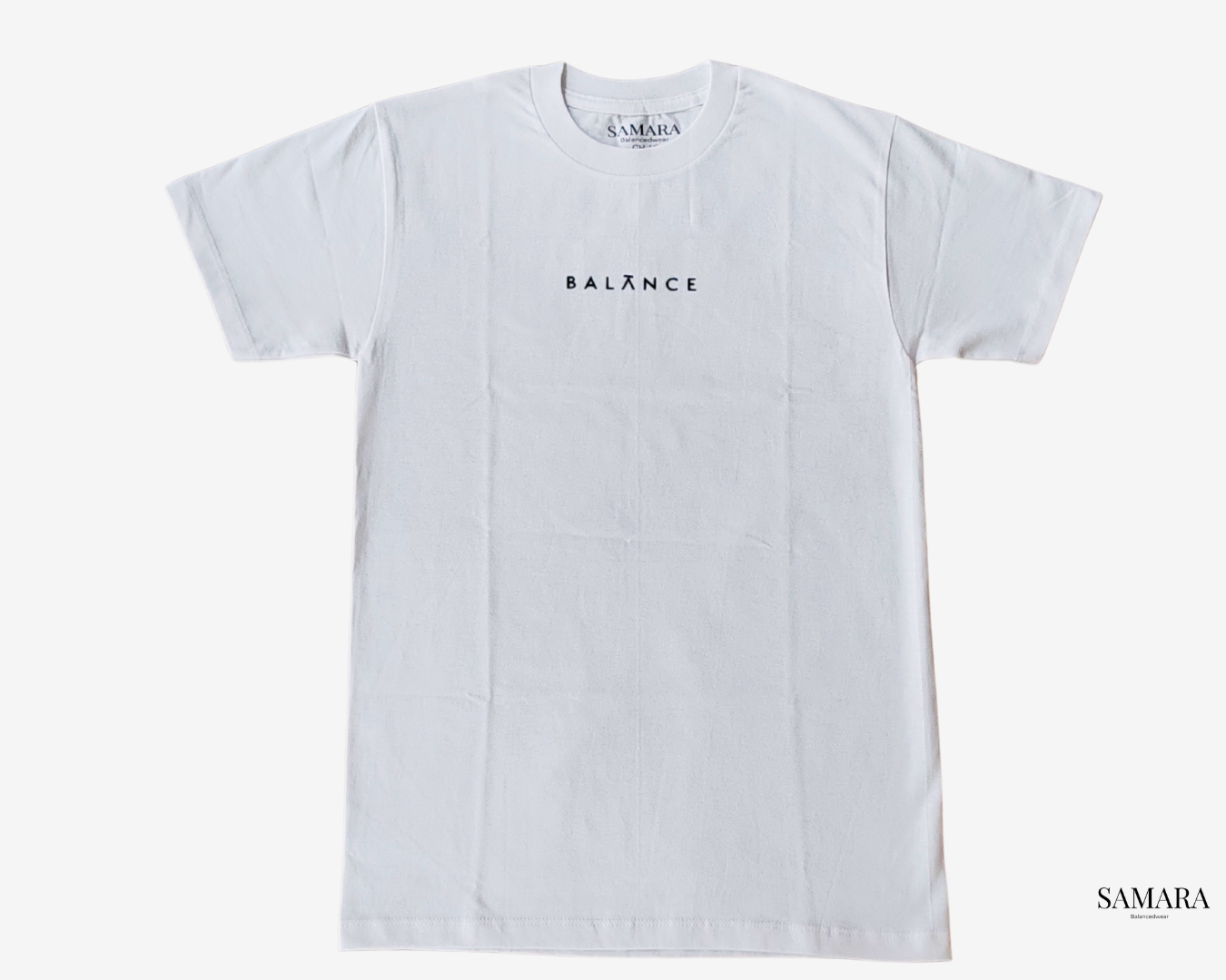 Playera blanca de cuello redondo, diseño balance