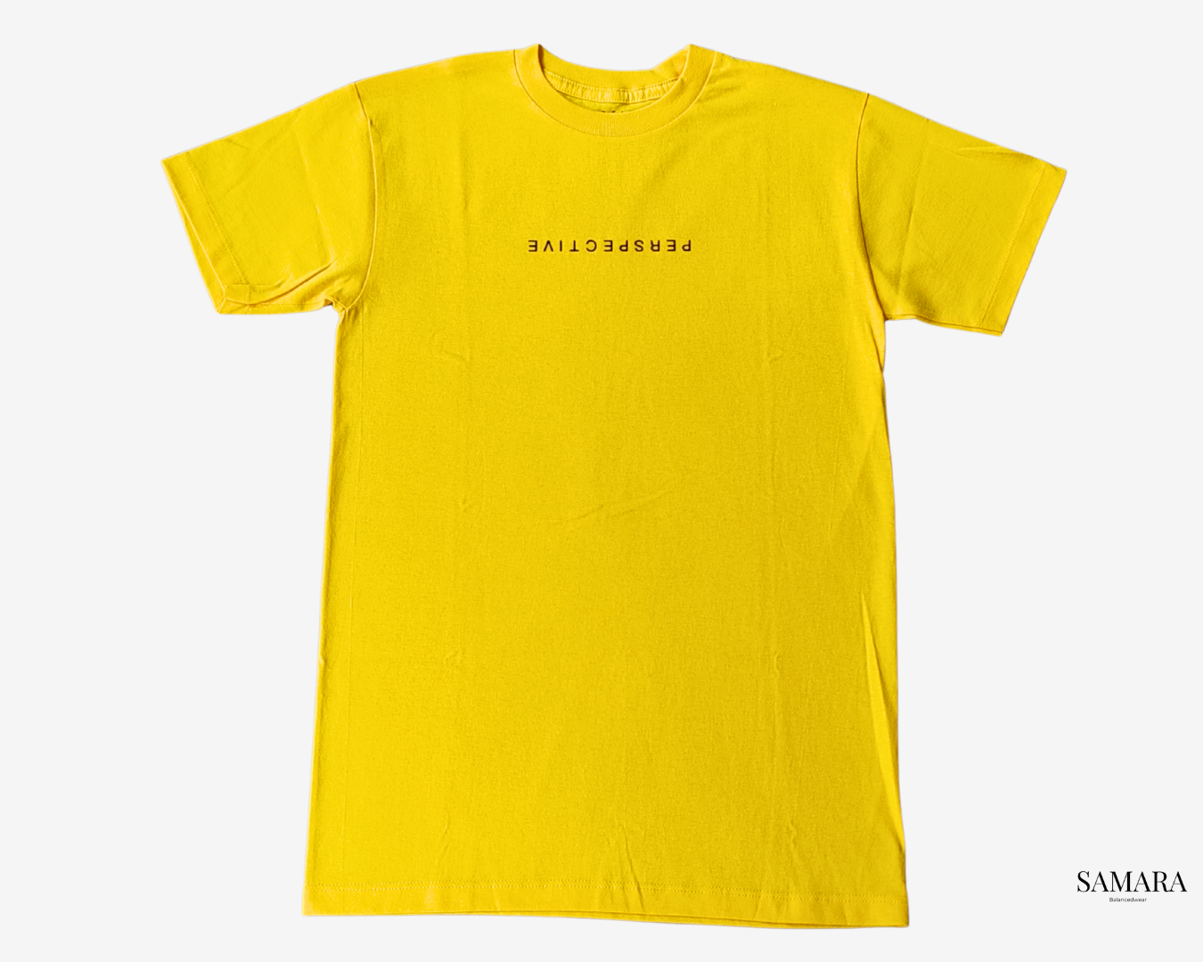 Playera amarilla de cuello redondo, diseño perspective