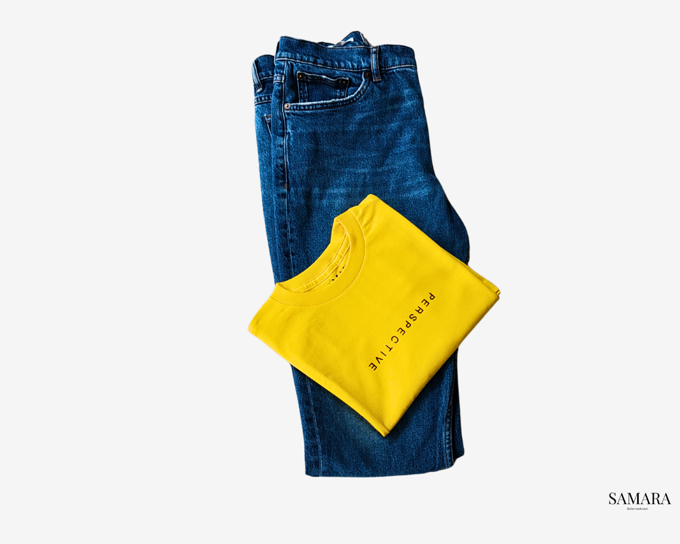 Playera amarilla de cuello redondo, diseño perspective