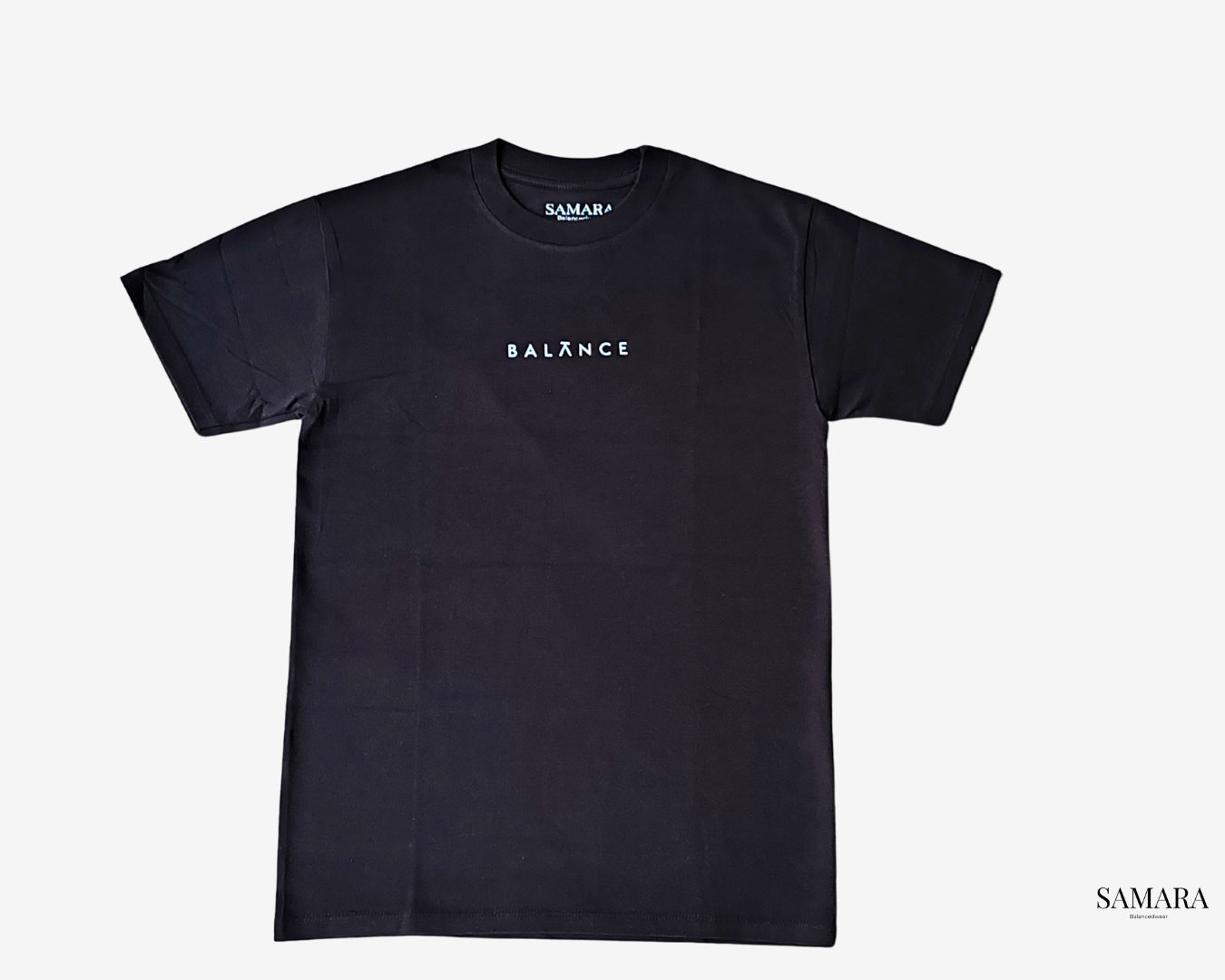 Playera negra de cuello redondo, diseño balance