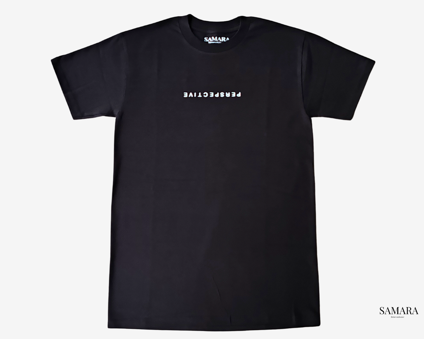 Playera negra de cuello redondo, diseño perspective