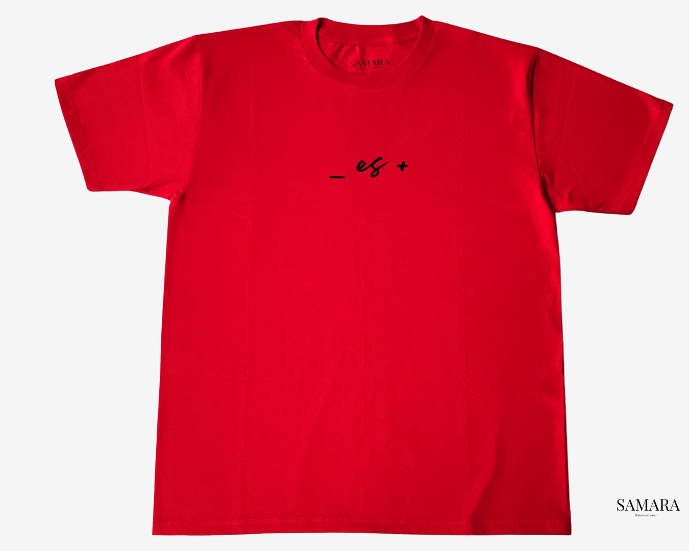 Playera roja de cuello redondo, diseño menos es más