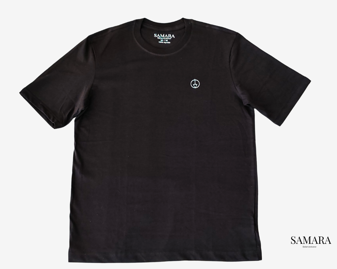 Playera negra de cuello  redondo, logo samara