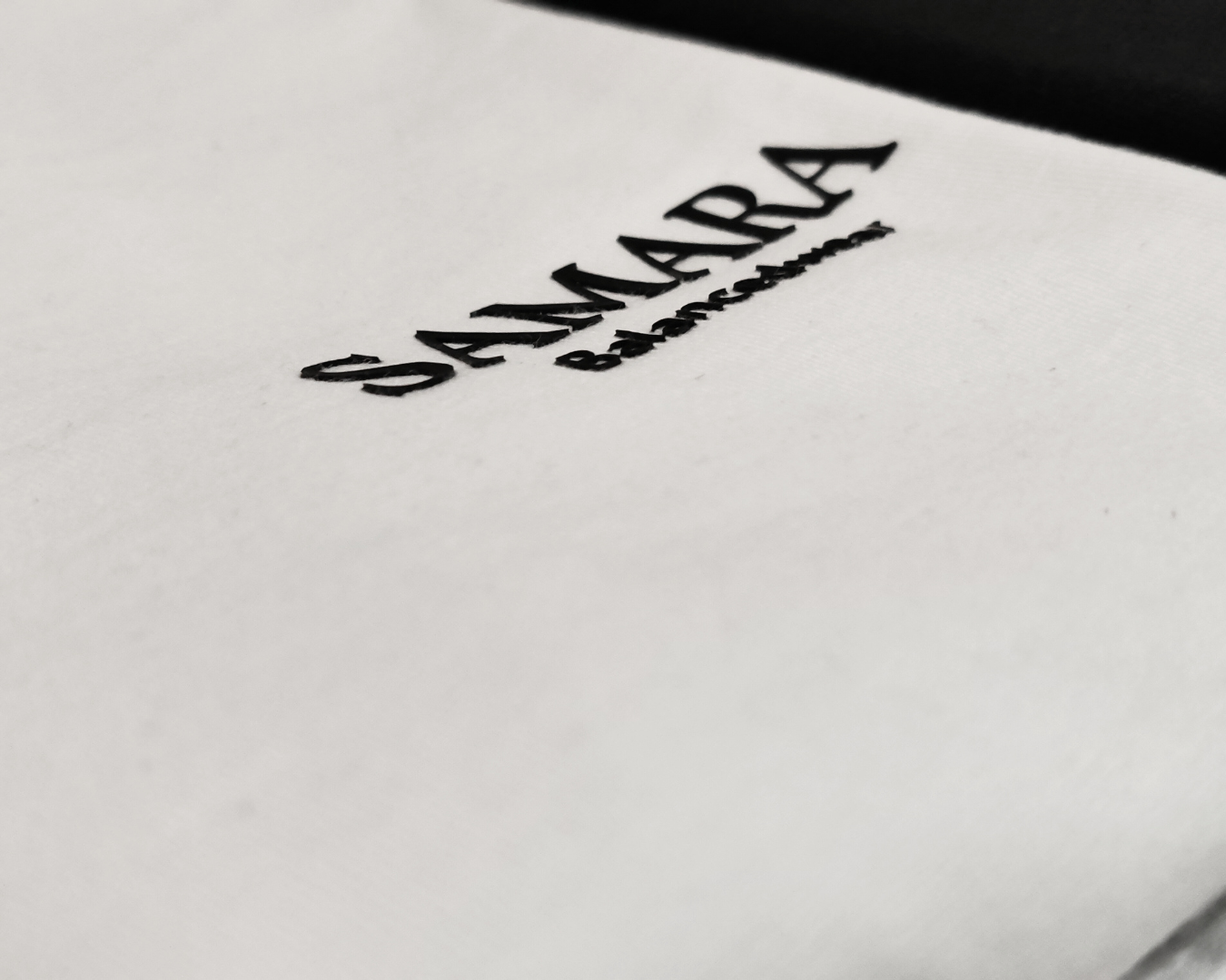 Playera blanca de cuello redondo, diseño Samarabalancedwear