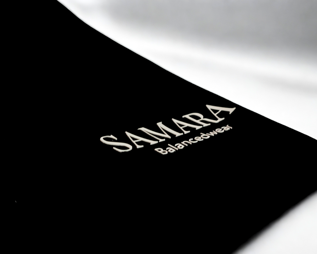 Playera negra de cuello redondo, diseño Samarabalancedwear