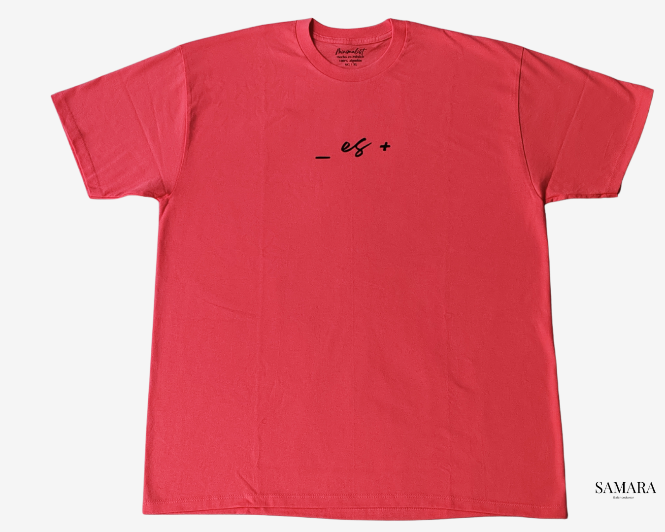 Playera salmón de cuello redondo, diseño menos es más