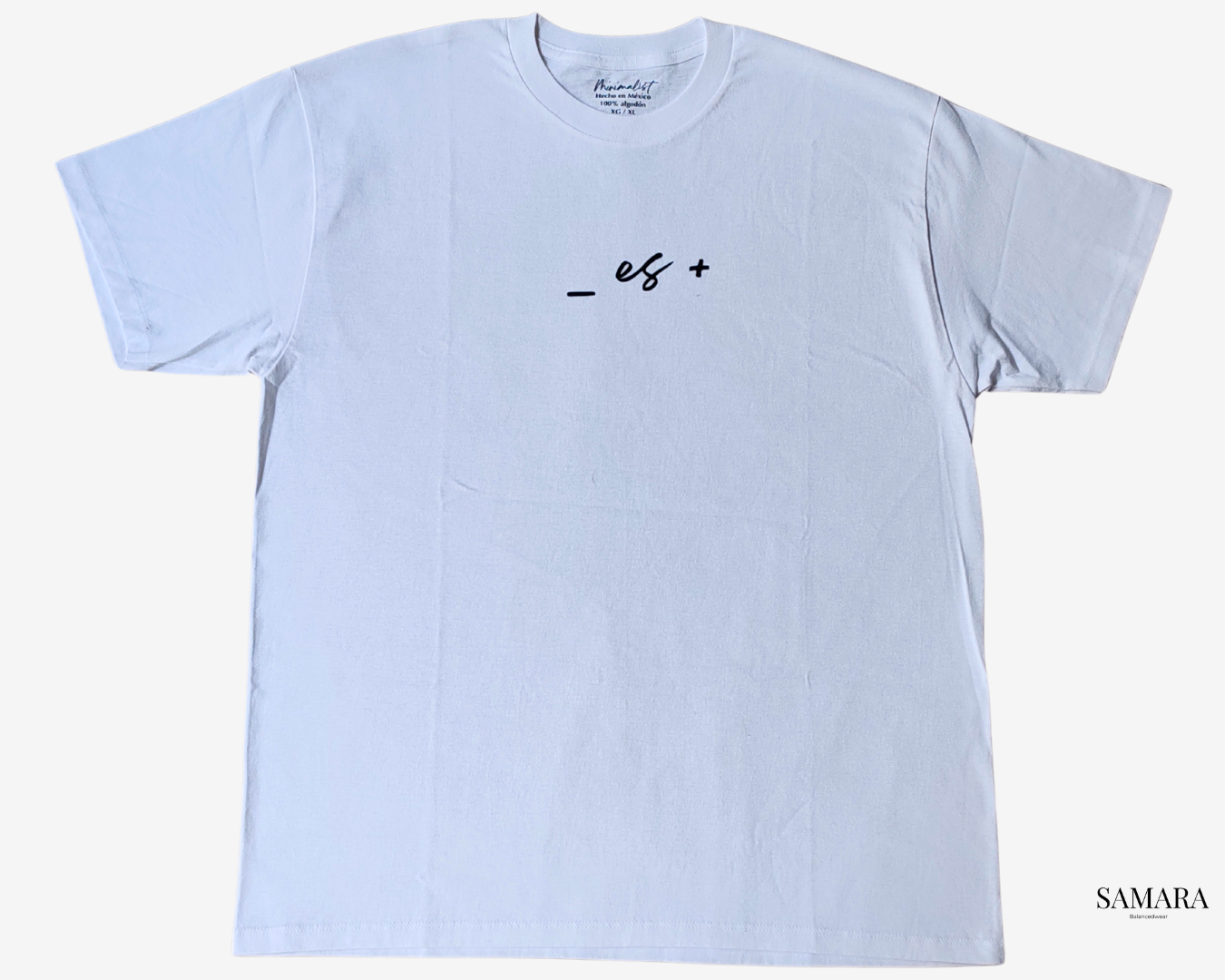 Playera blanca de cuello redondo, diseño menos es más