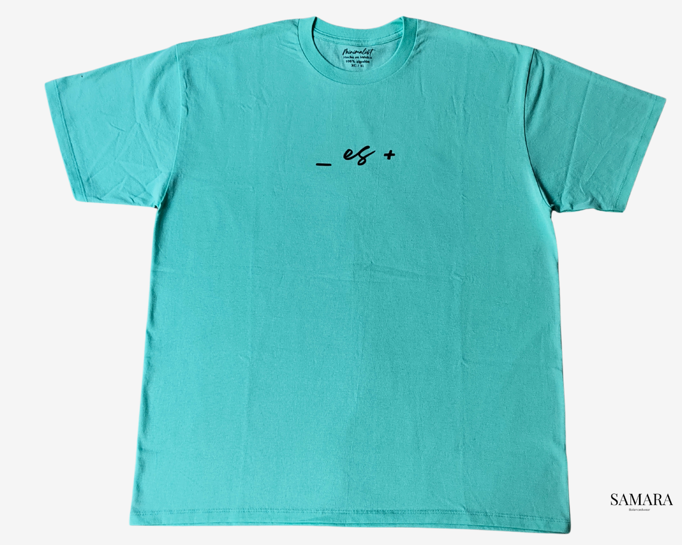Playera menta de cuello redondo, diseño menos es más