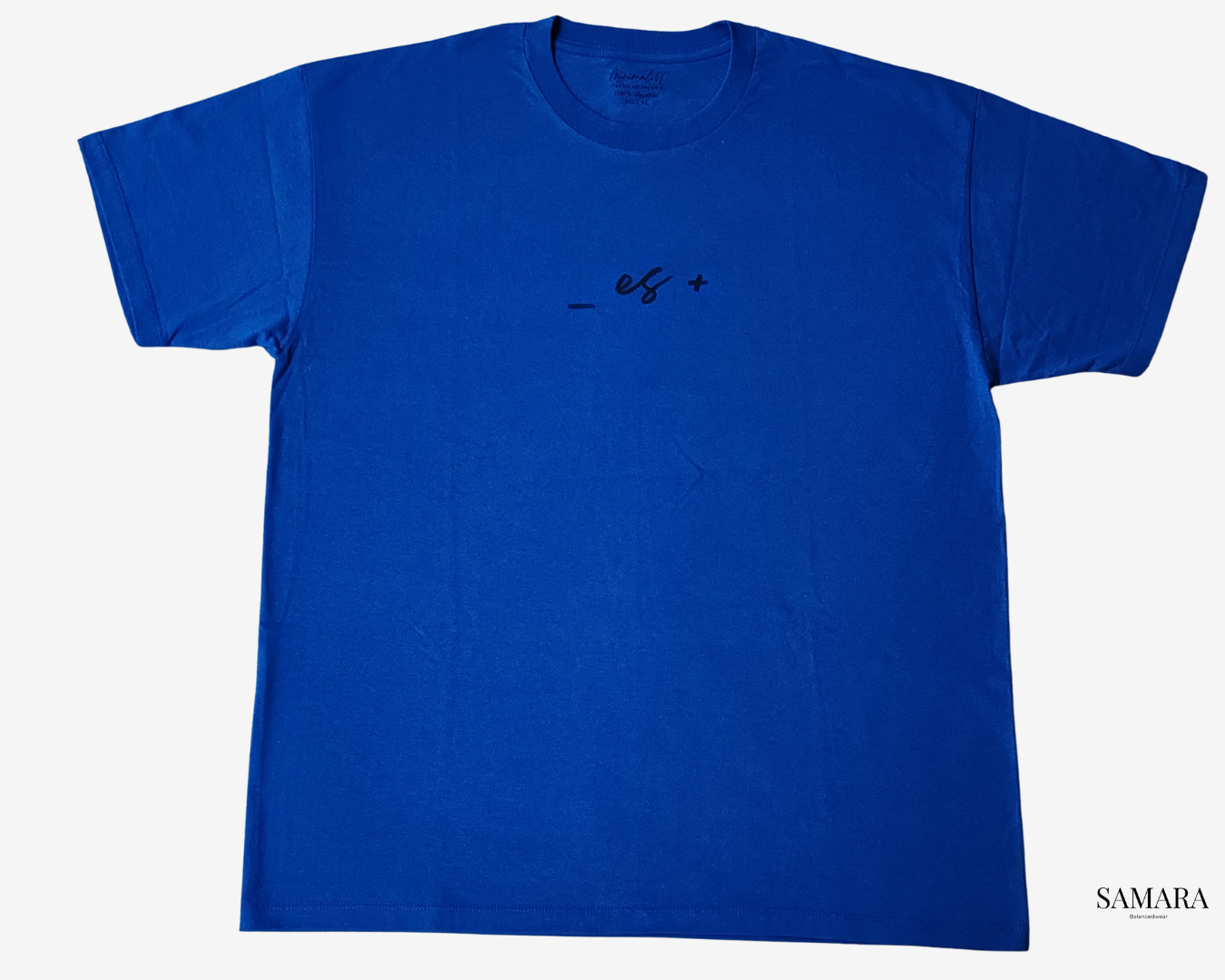 Playera azul de cuello redondo, diseño menos es más