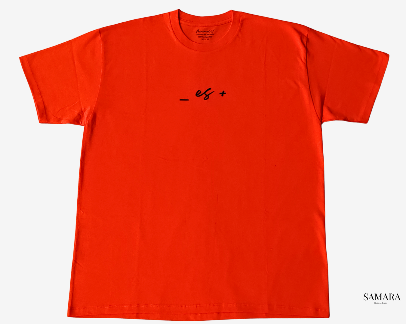 Playera naranja de cuello redondo, diseño menos es más