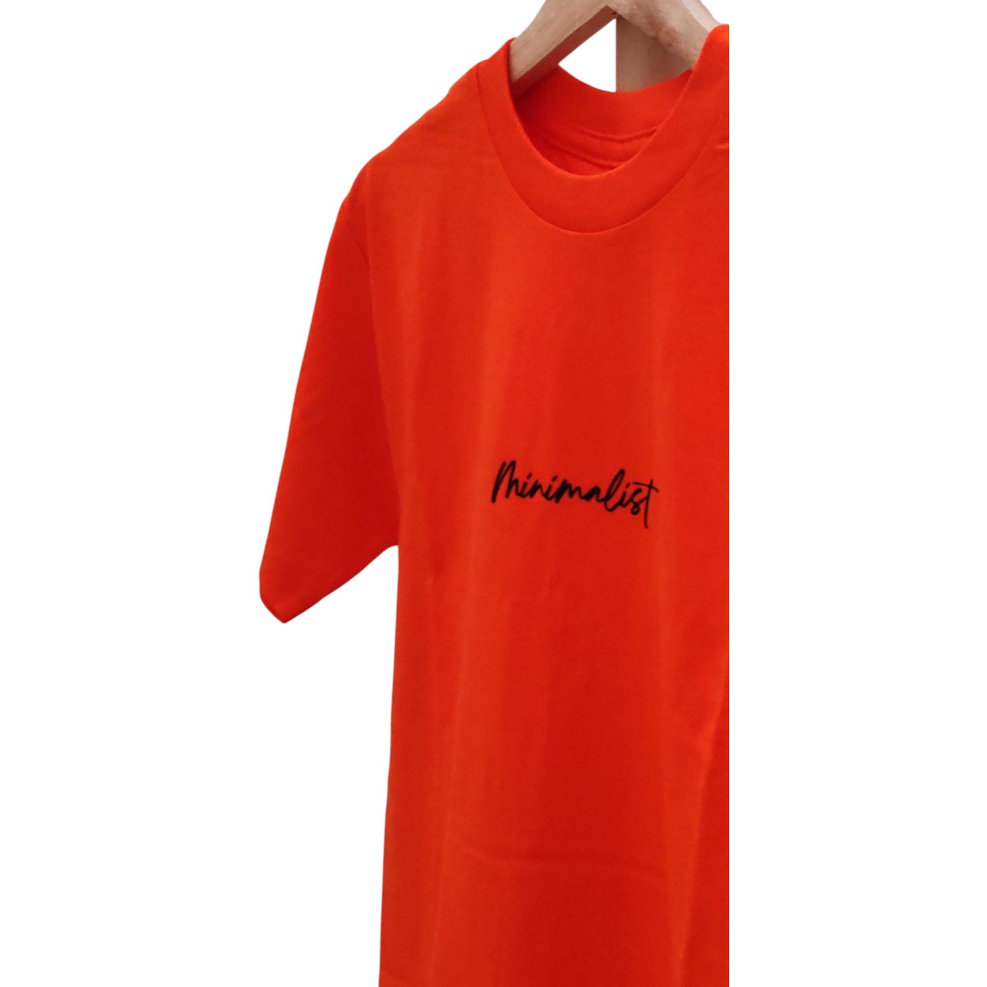 Playera naranja de cuello redondo, diseño minimalist