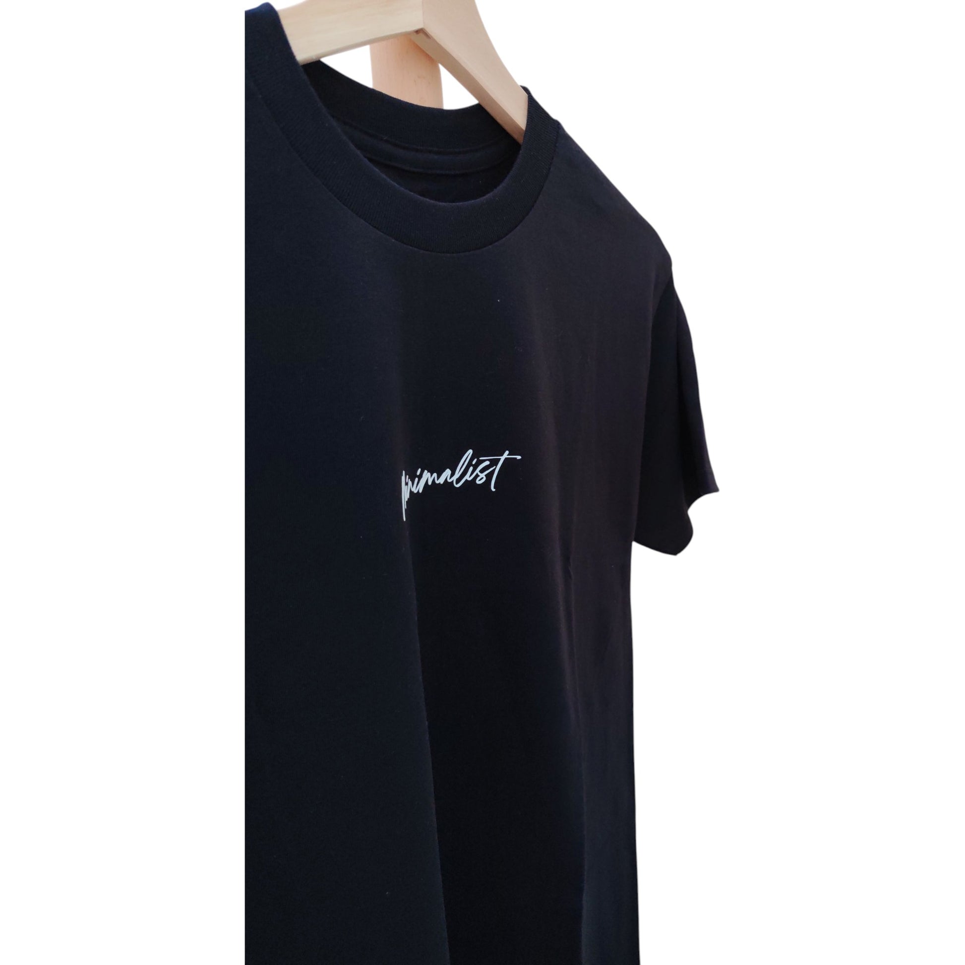 Playera negra de cuello redondo, diseño minimalist