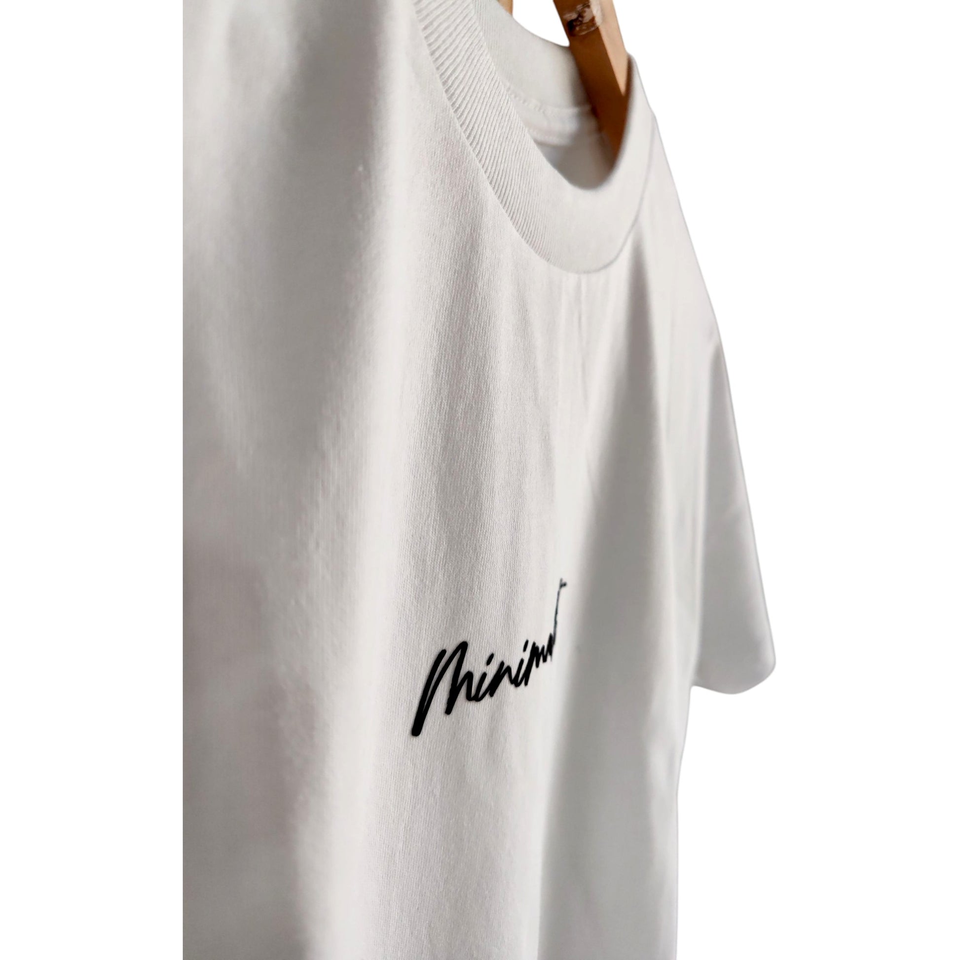 Playera blanca de cuello redondo, diseño minimalist