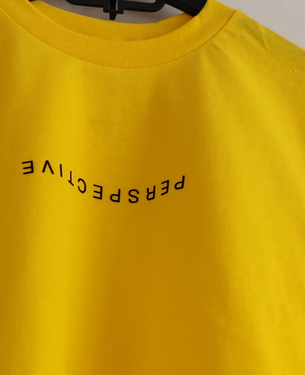 Playera amarilla de cuello redondo, diseño perspective