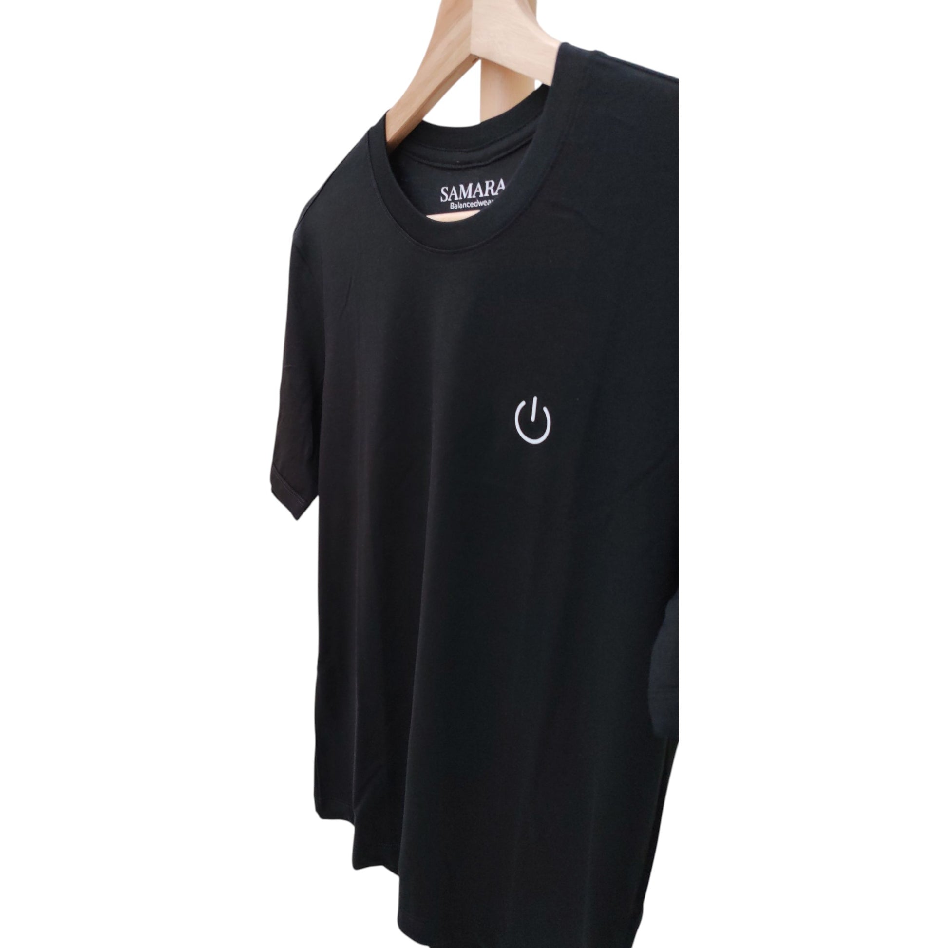 Playera negra de cuello redondo, diseño On