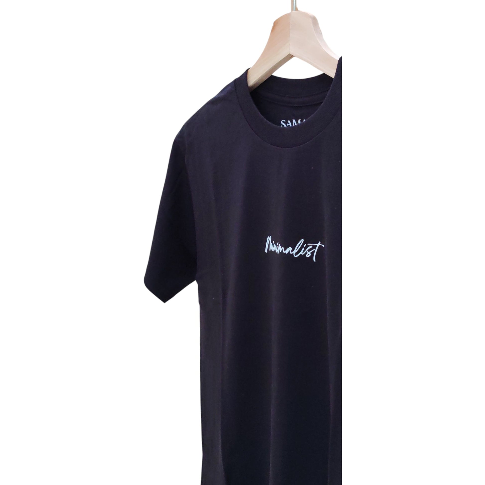 Playera negra de cuello redondo, diseño minimalist