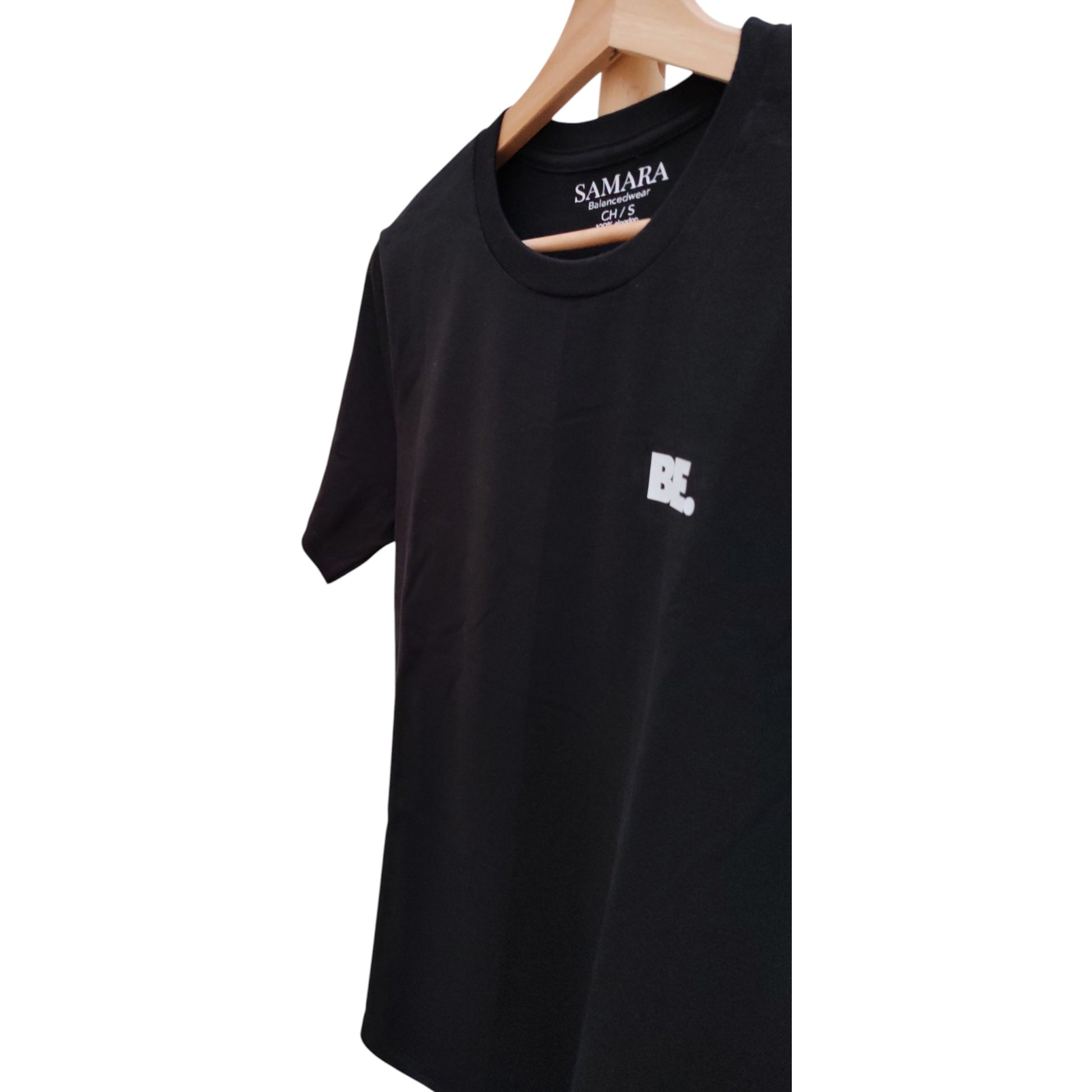 Playera negra de cuello redondo, diseño Be