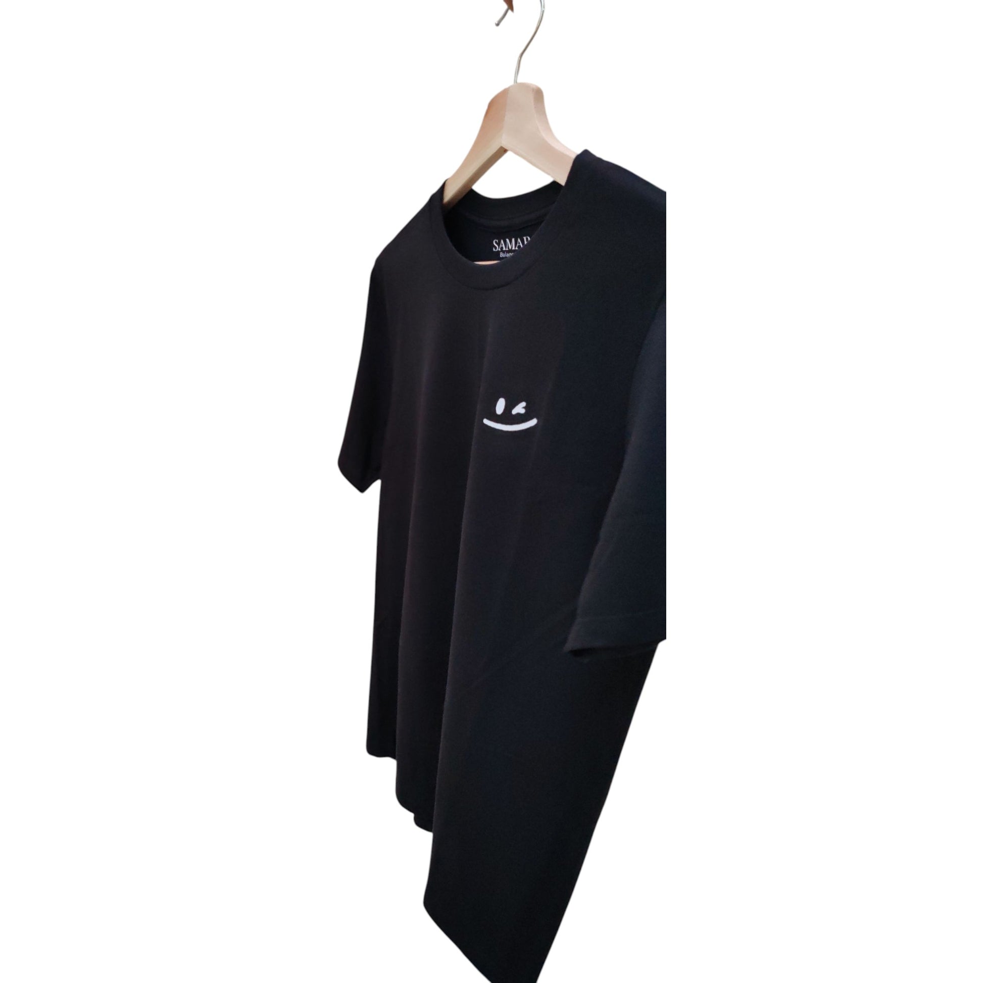 Playera negra de cuello redondo, diseño sonrisa