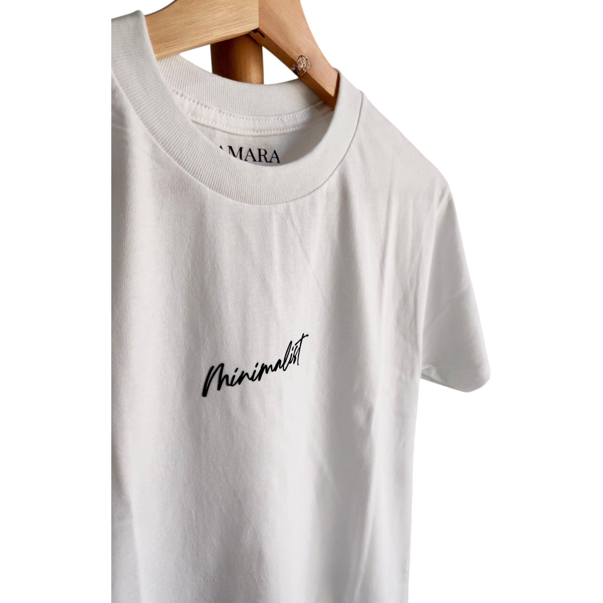 Playera blanca de cuello redondo, diseño minimalist