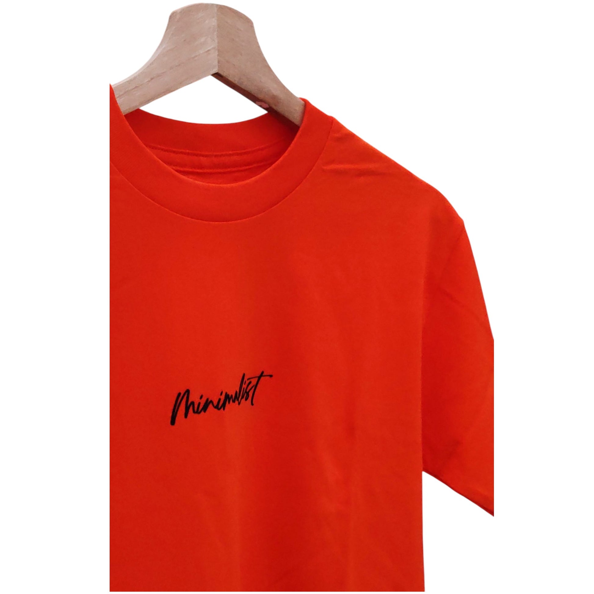 Playera naranja de cuello redondo, diseño minimalist