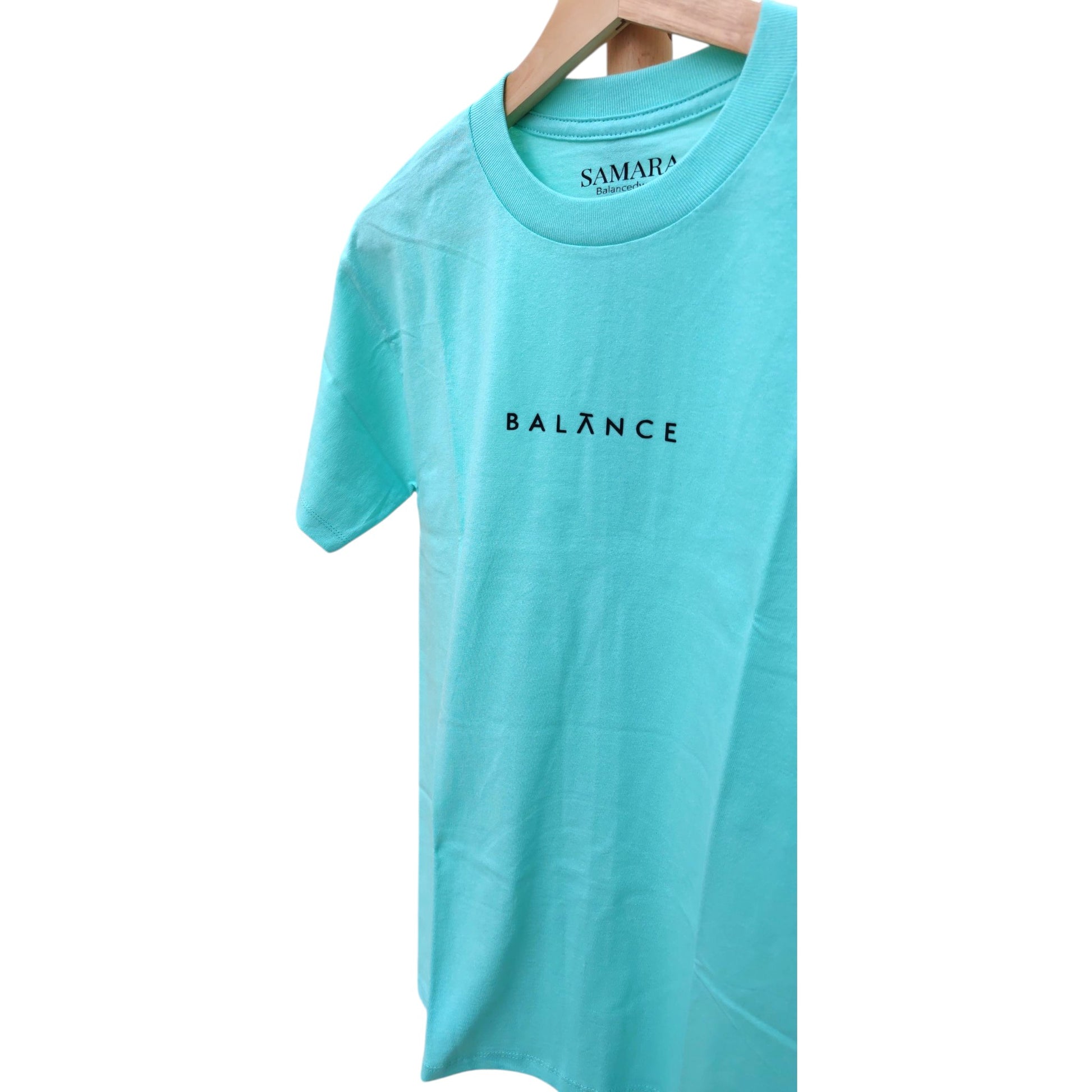 Playera menta de cuello redondo, diseño balance
