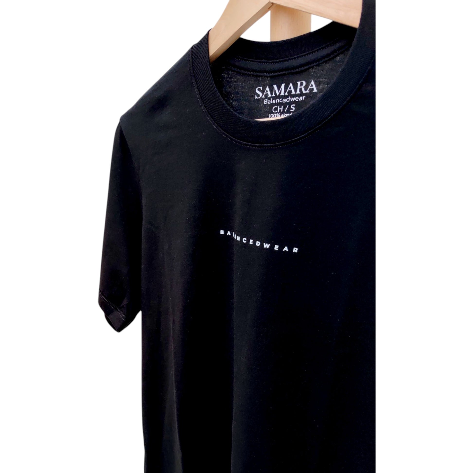 Playera negra de cuello redondo, diseño balancedwear