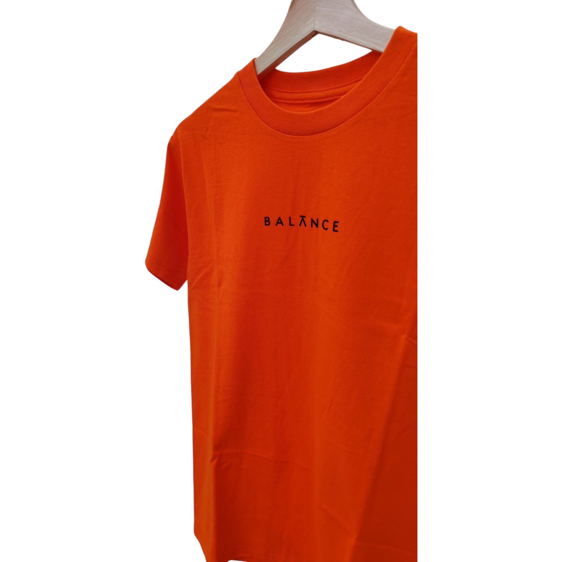 Playera naranja de cuello redondo, diseño balance
