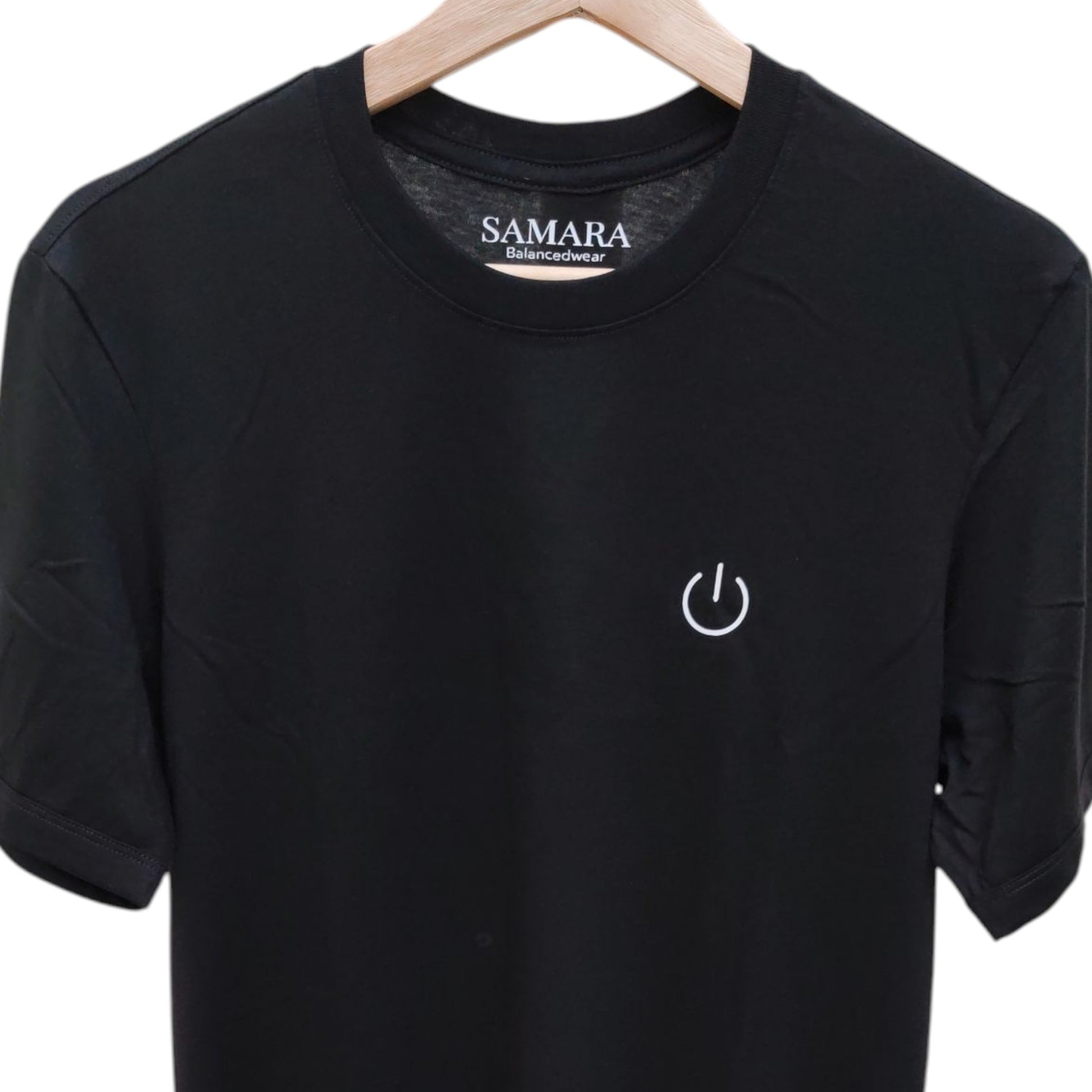 Playera negra de cuello redondo, diseño On