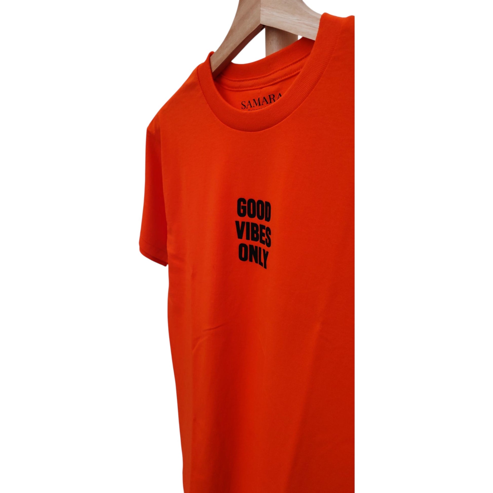 Playera naranja de cuello redondo, diseño good vibes only