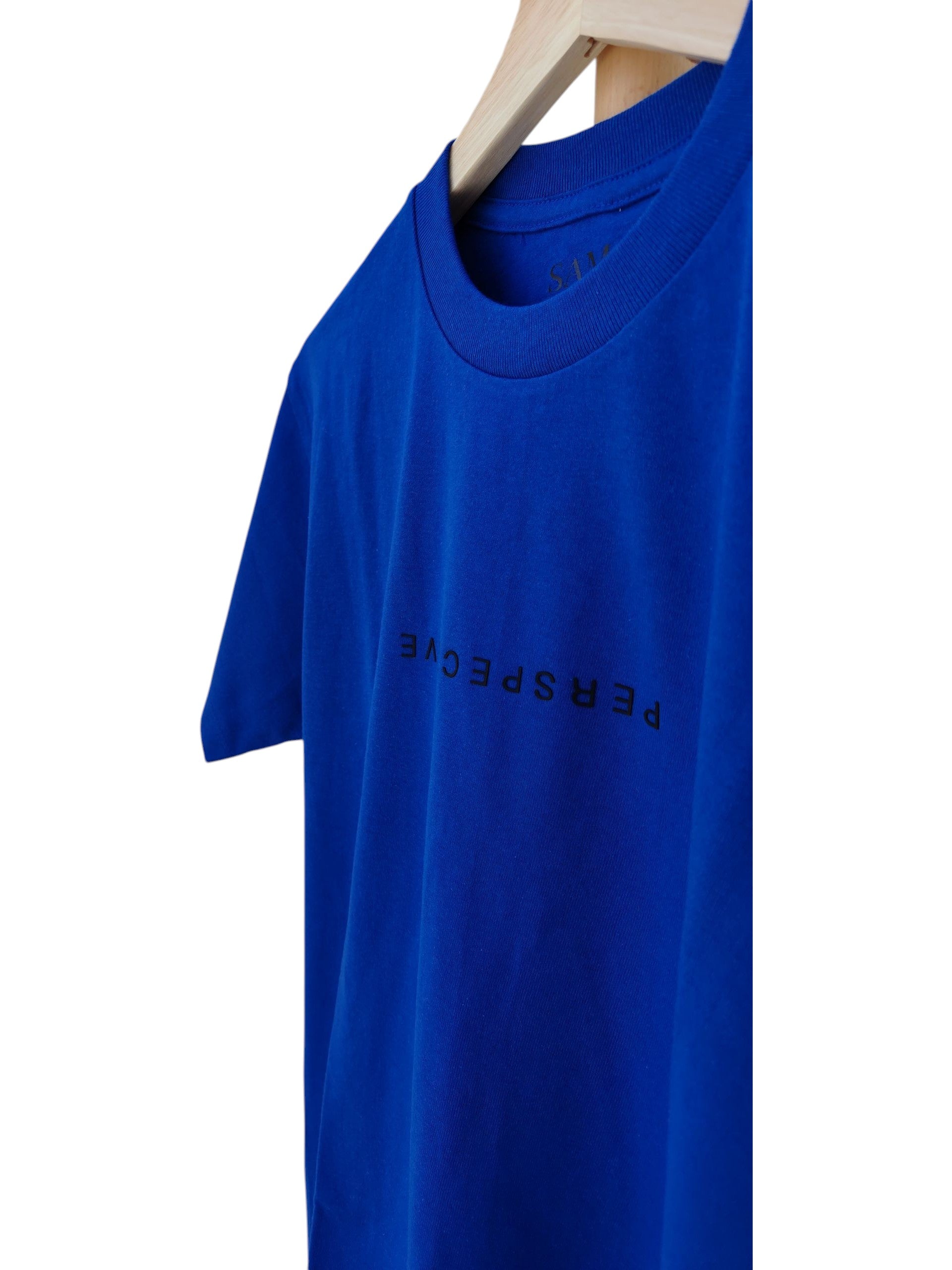 Playera azul de cuello redondo, diseño perspective