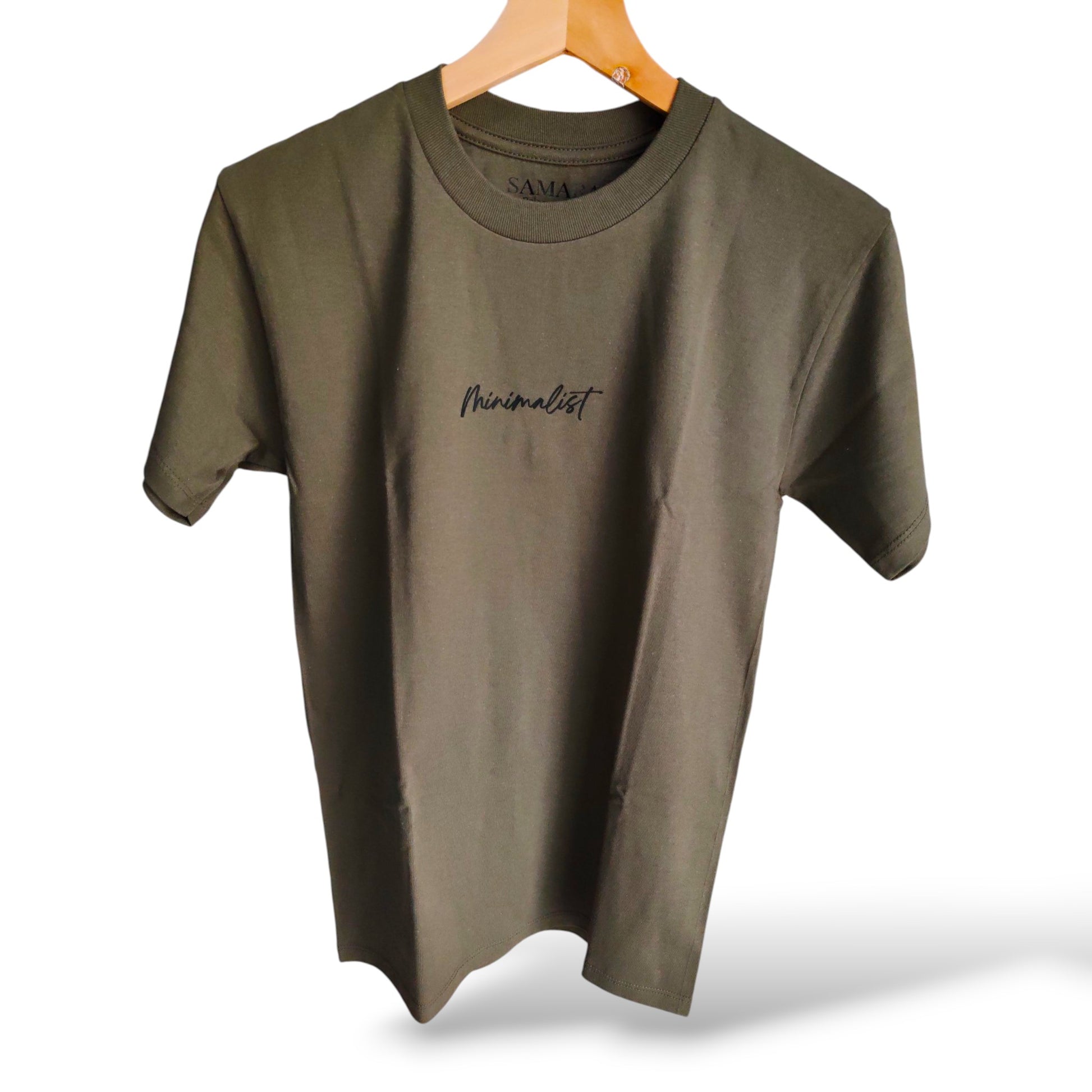 Playera verde olivo de cuello redondo, diseño minimalist