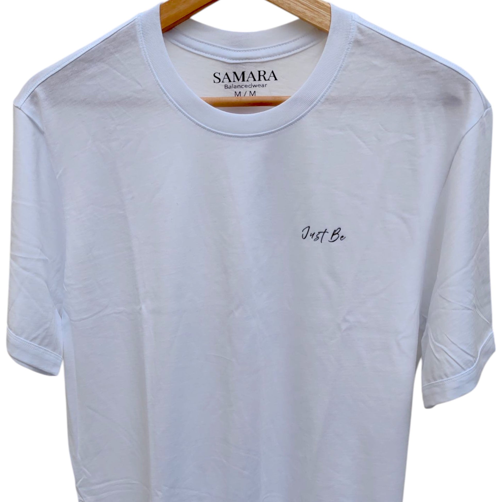 Playera blanca de cuello redondo, diseño just be