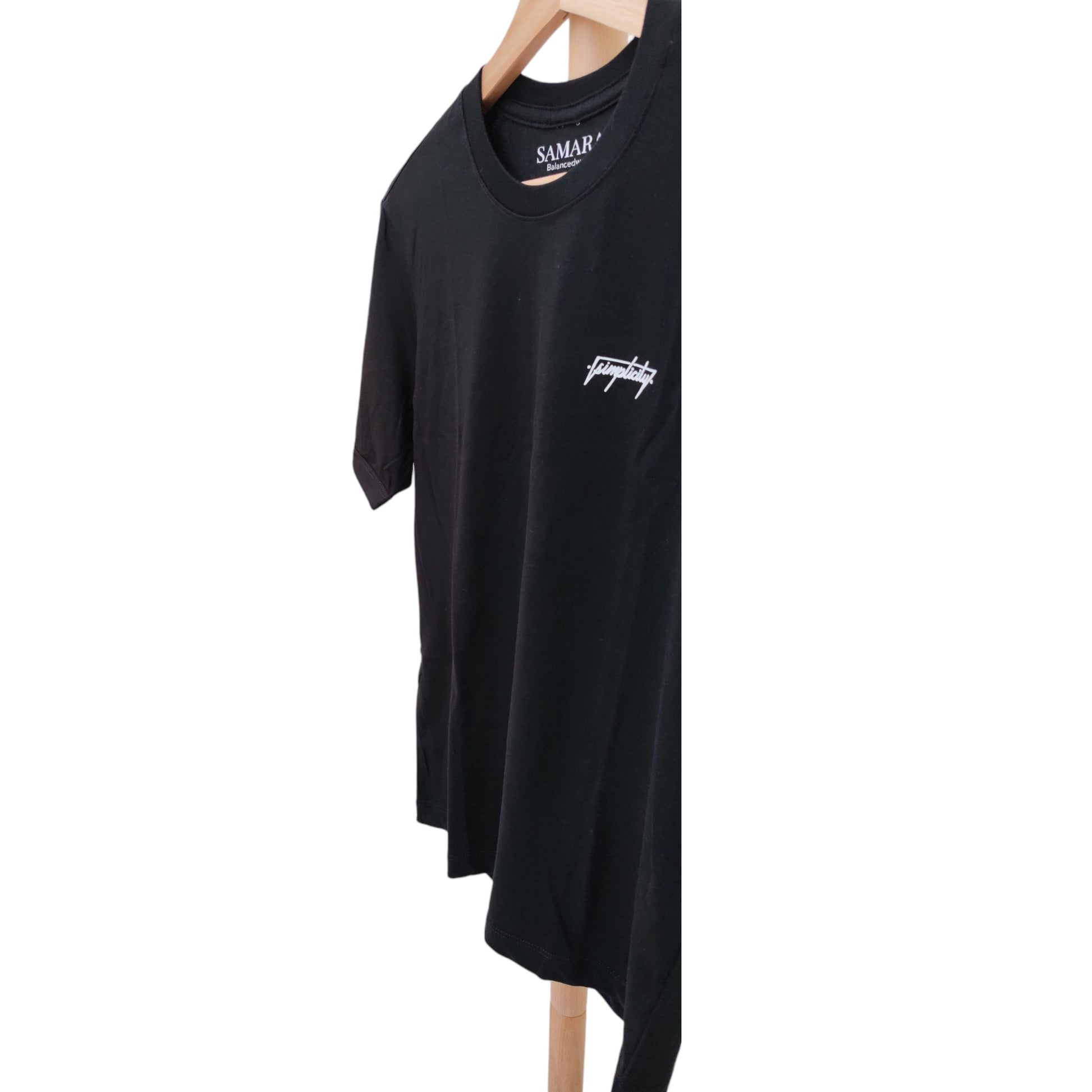 Playera negra de cuello redondo, diseño simplicity