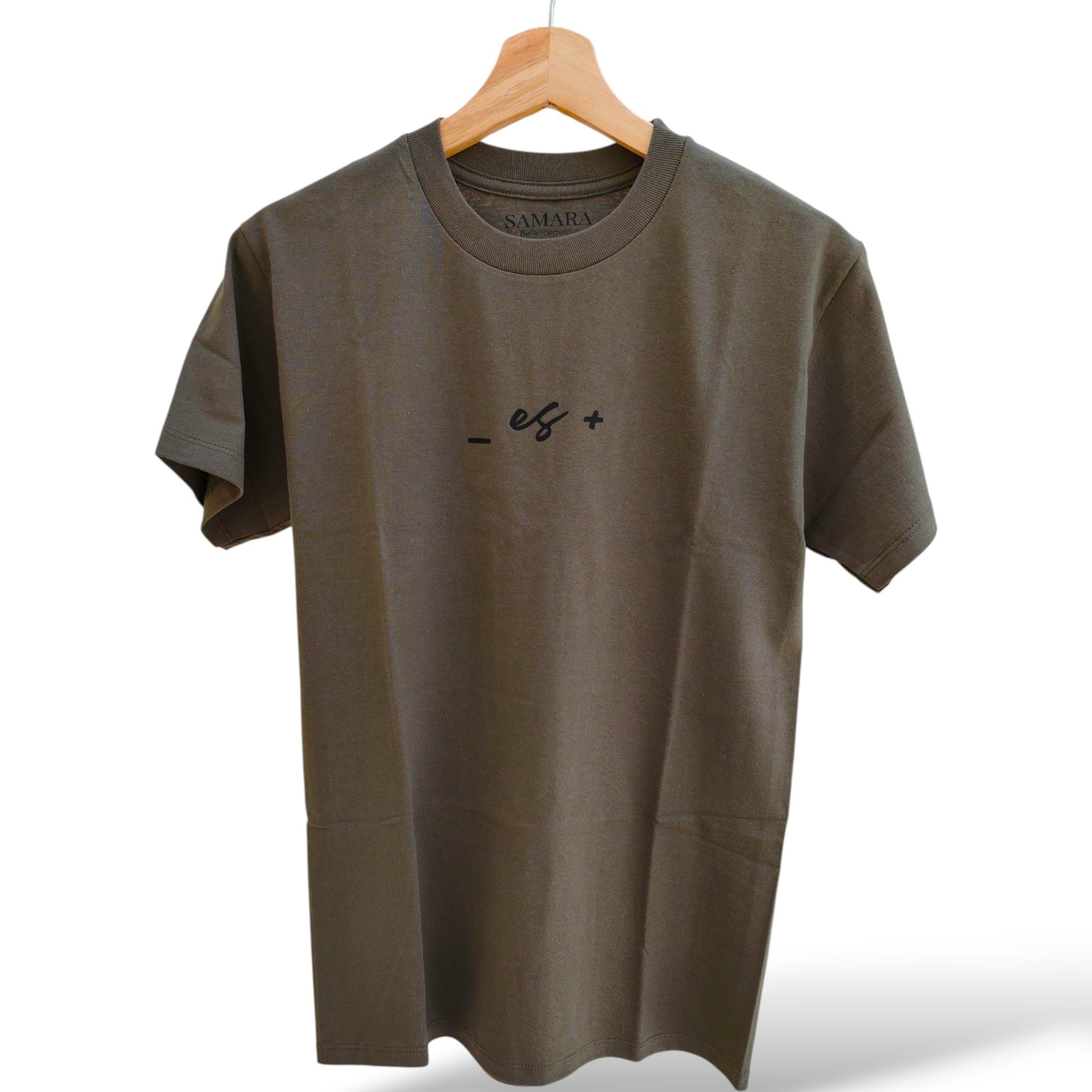 Playera verde olivo de cuello redondo, diseño menos es más