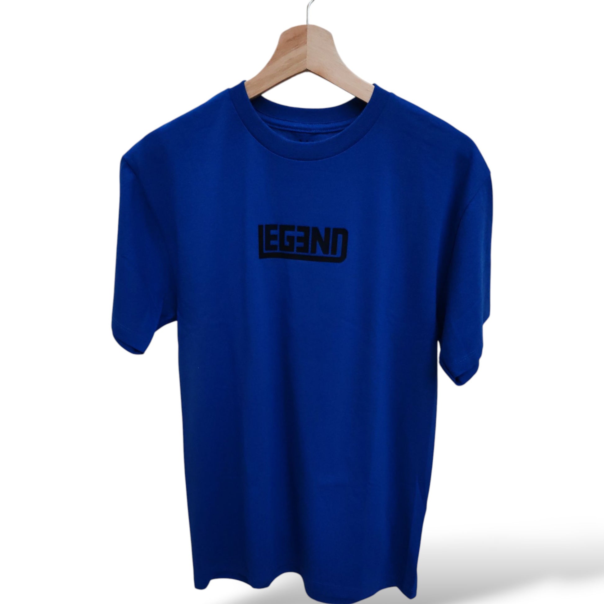 Playera azul de cuello redondo, diseño legend