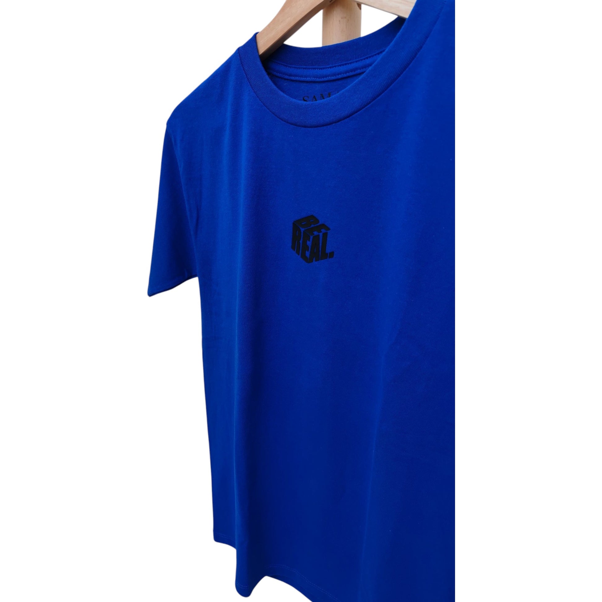 Playera azul de cuello redondo, diseño be real