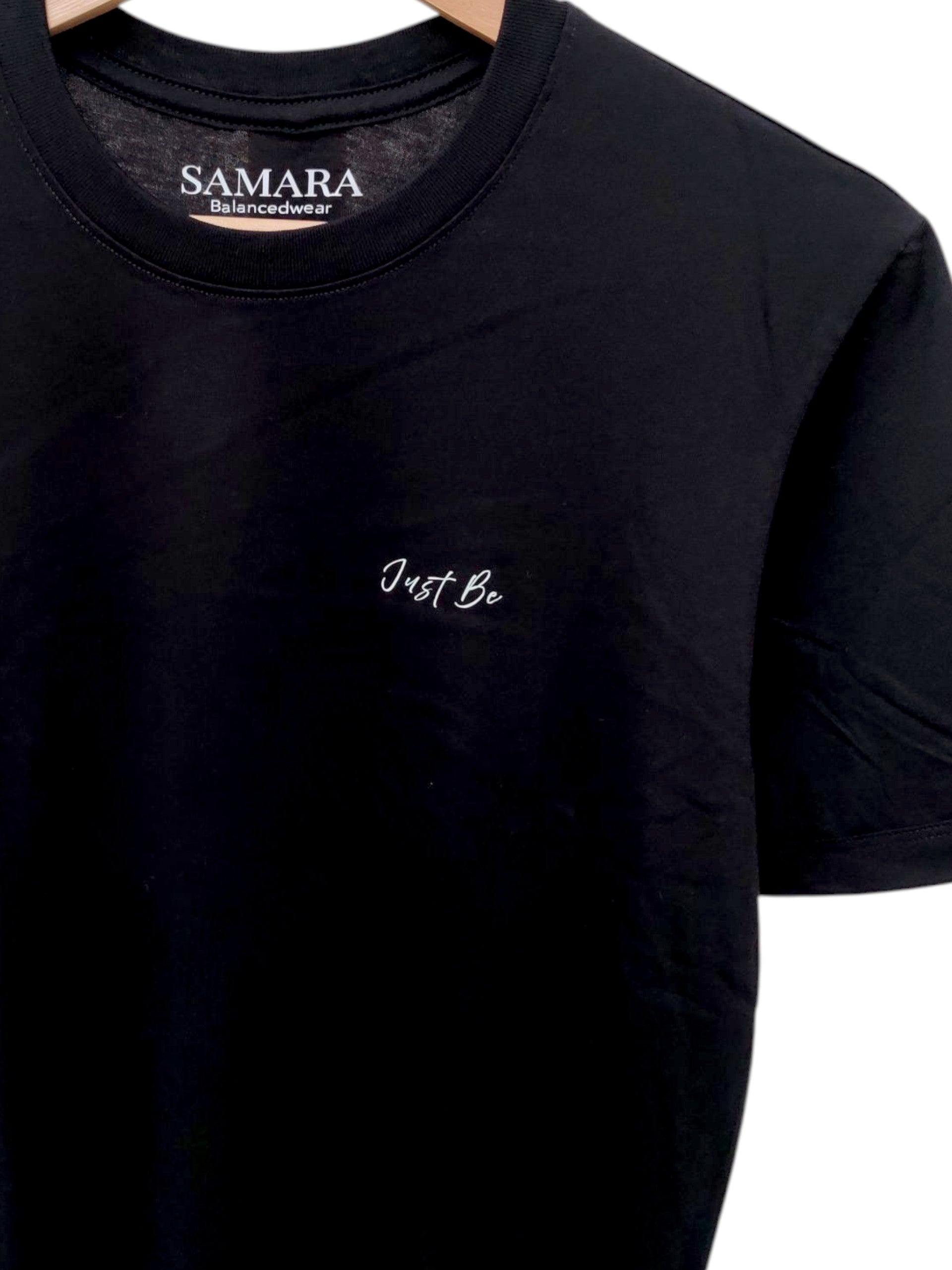 Playera negra de cuello redondo, diseño Just Be