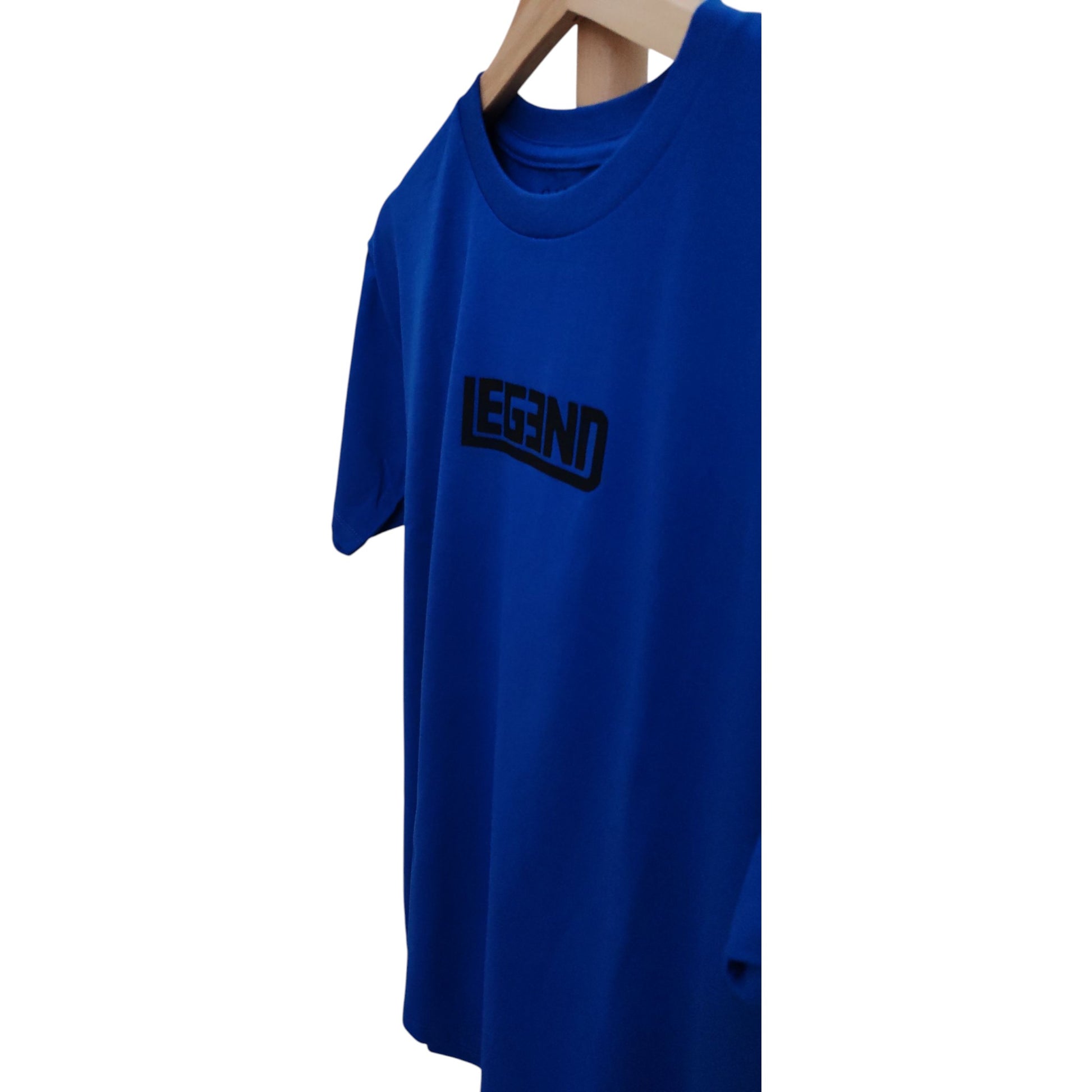 Playera azul de cuello redondo, diseño legend