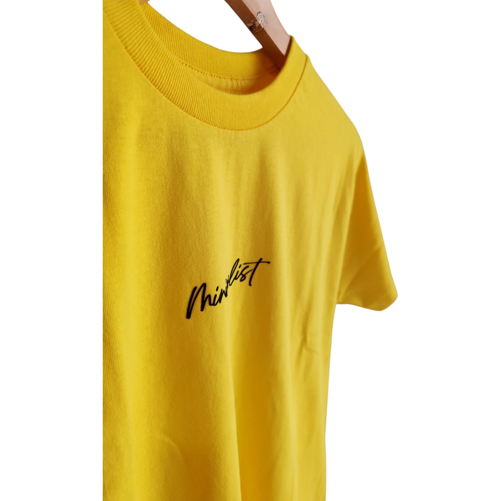 Playera amarillo de cuello redondo, diseño minimalist