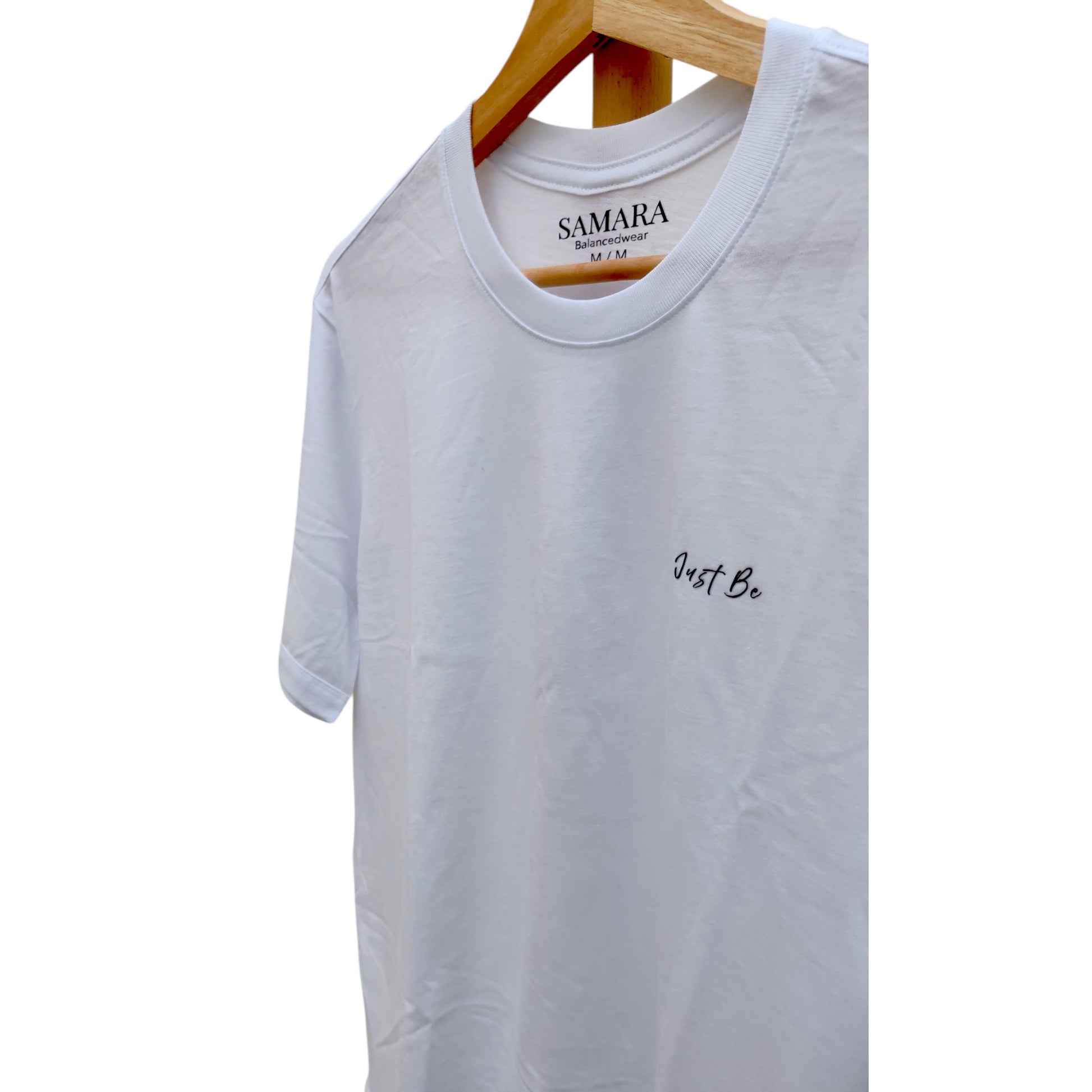 Playera blanca de cuello redondo, diseño just be