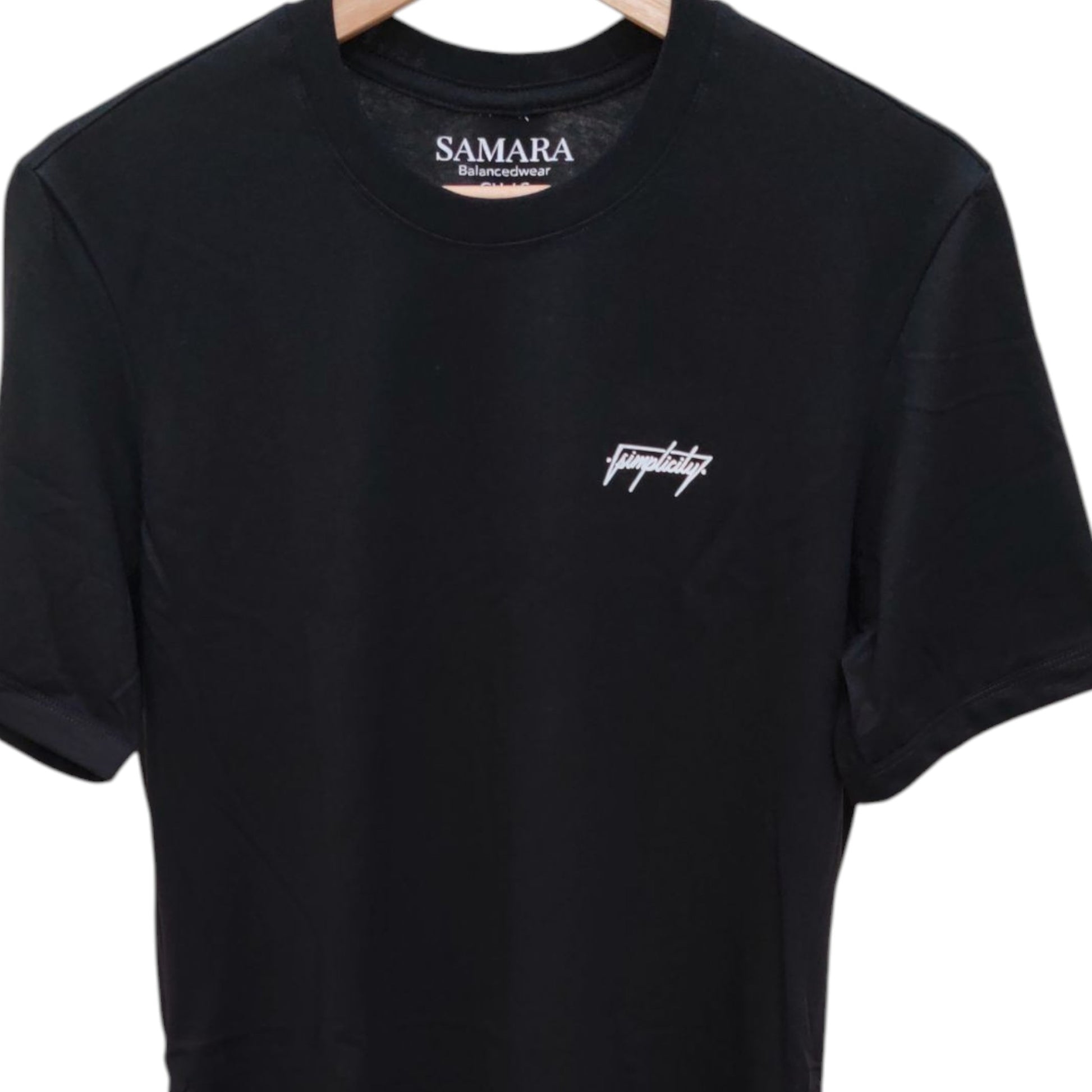 Playera negra de cuello redondo, diseño simplicity