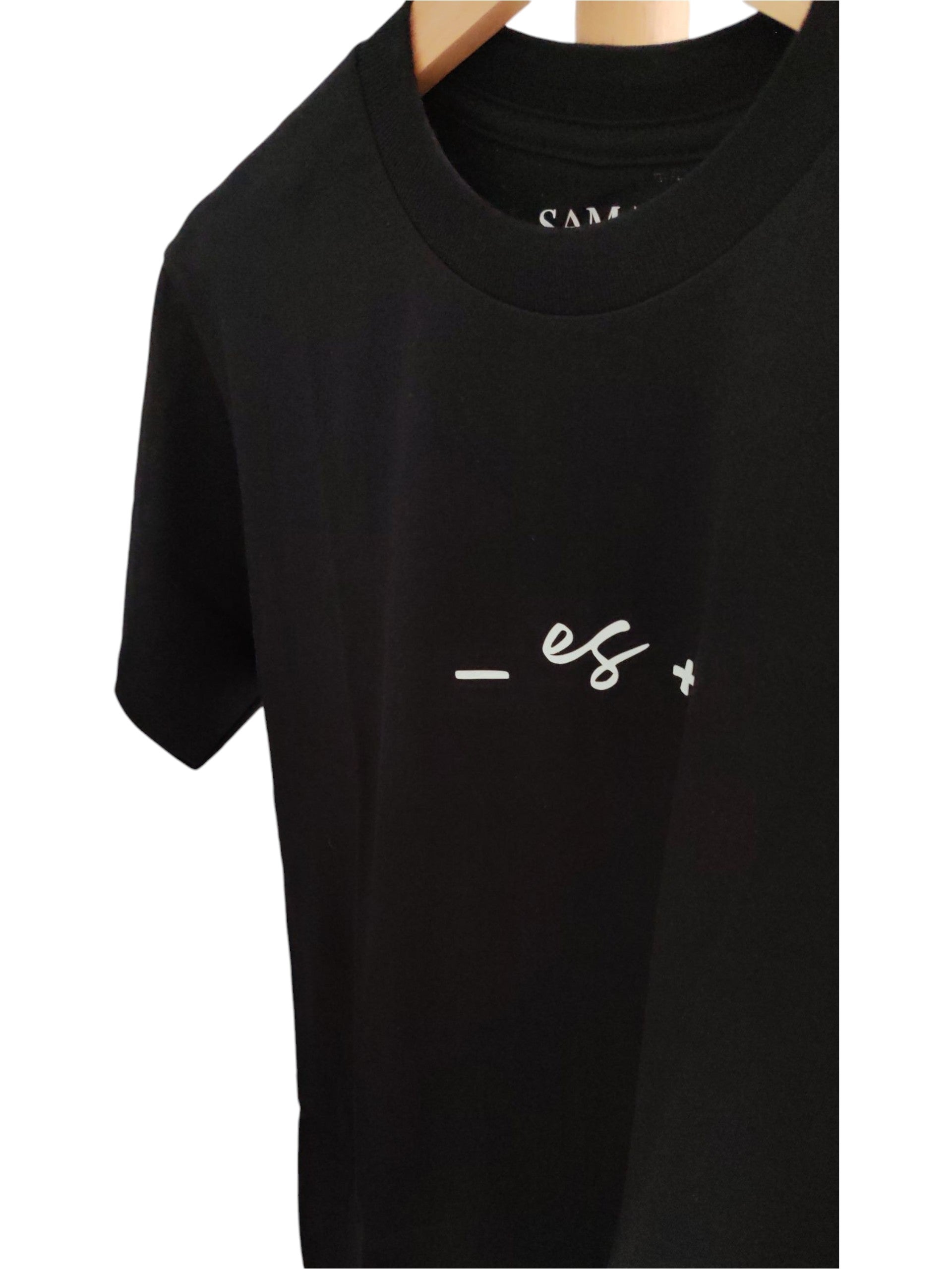 Playera negra de cuello redondo, diseño menos es más