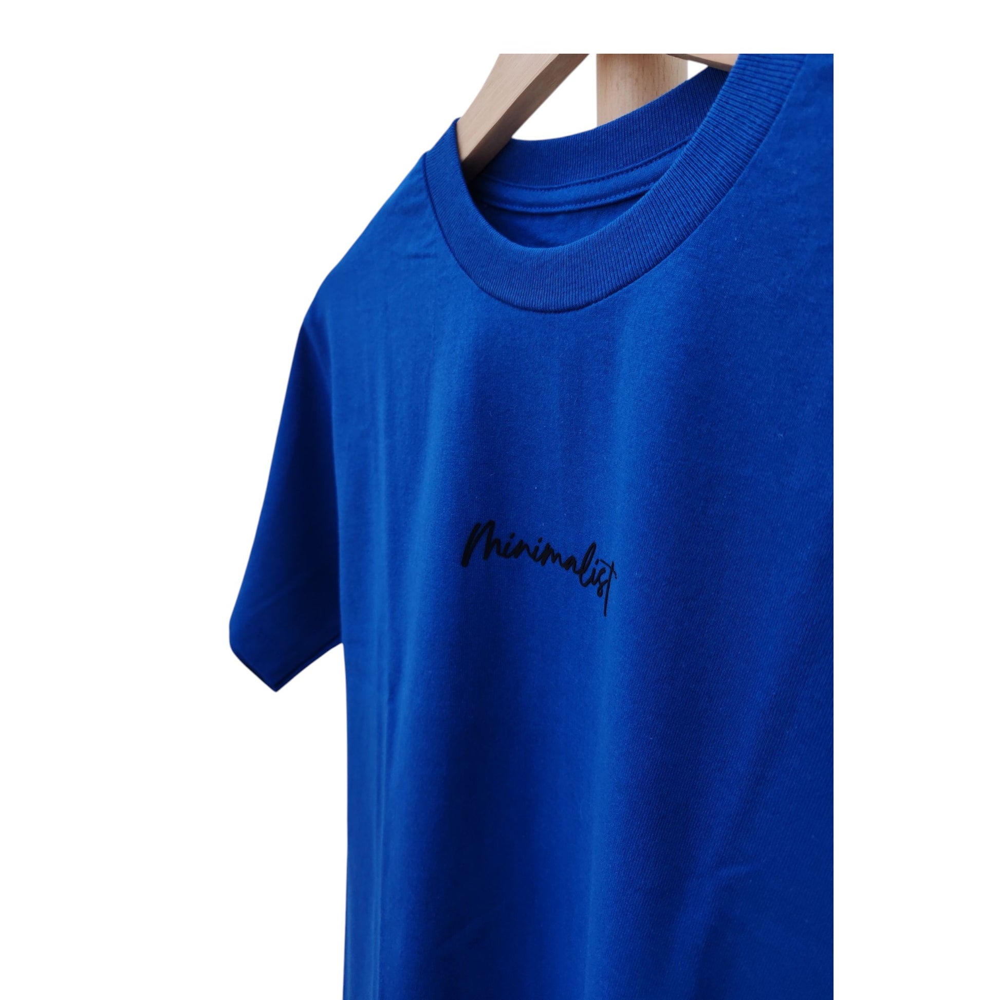 Playera azul de cuello redondo, diseño minimalist