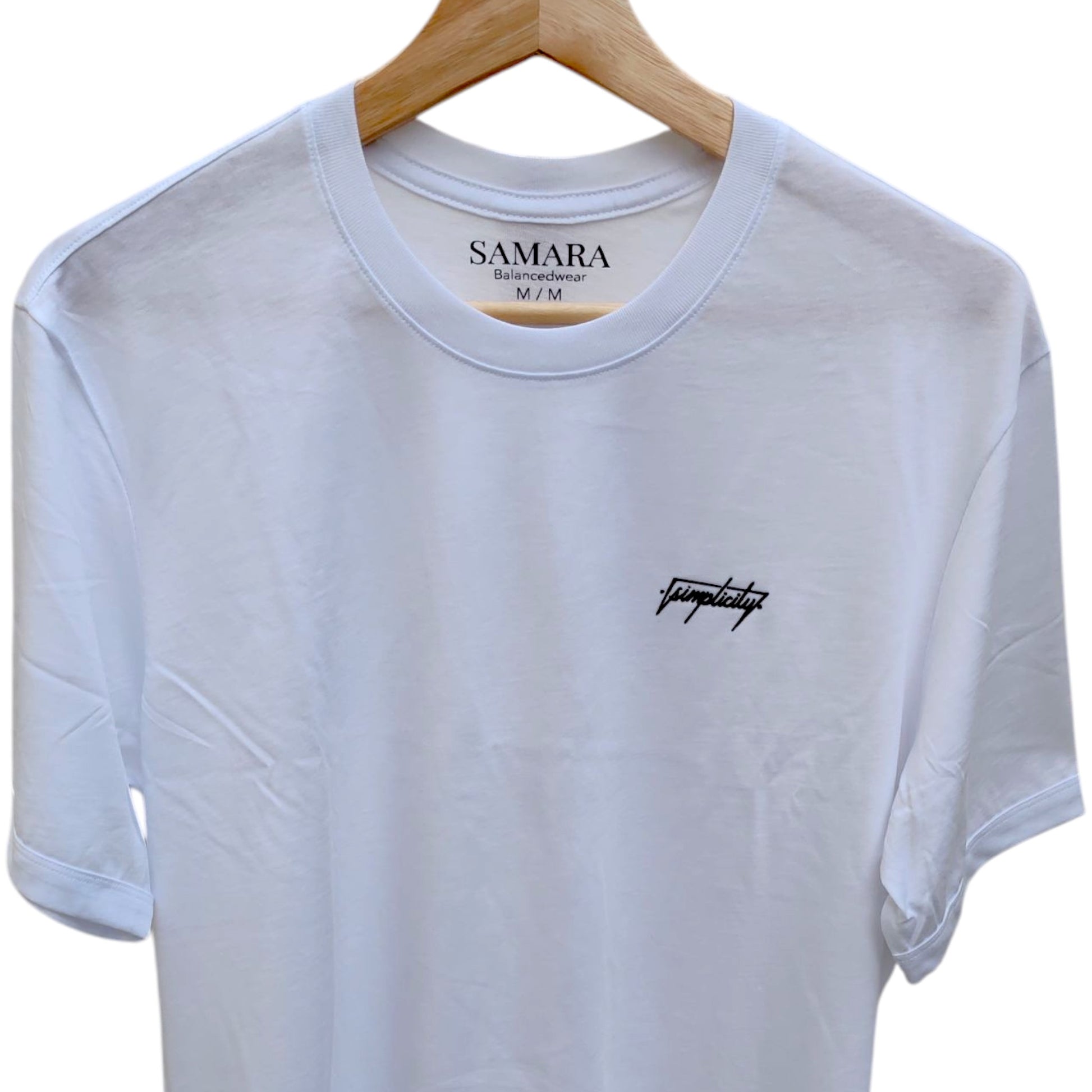 Playera blanca de cuello redondo, diseño simplicity