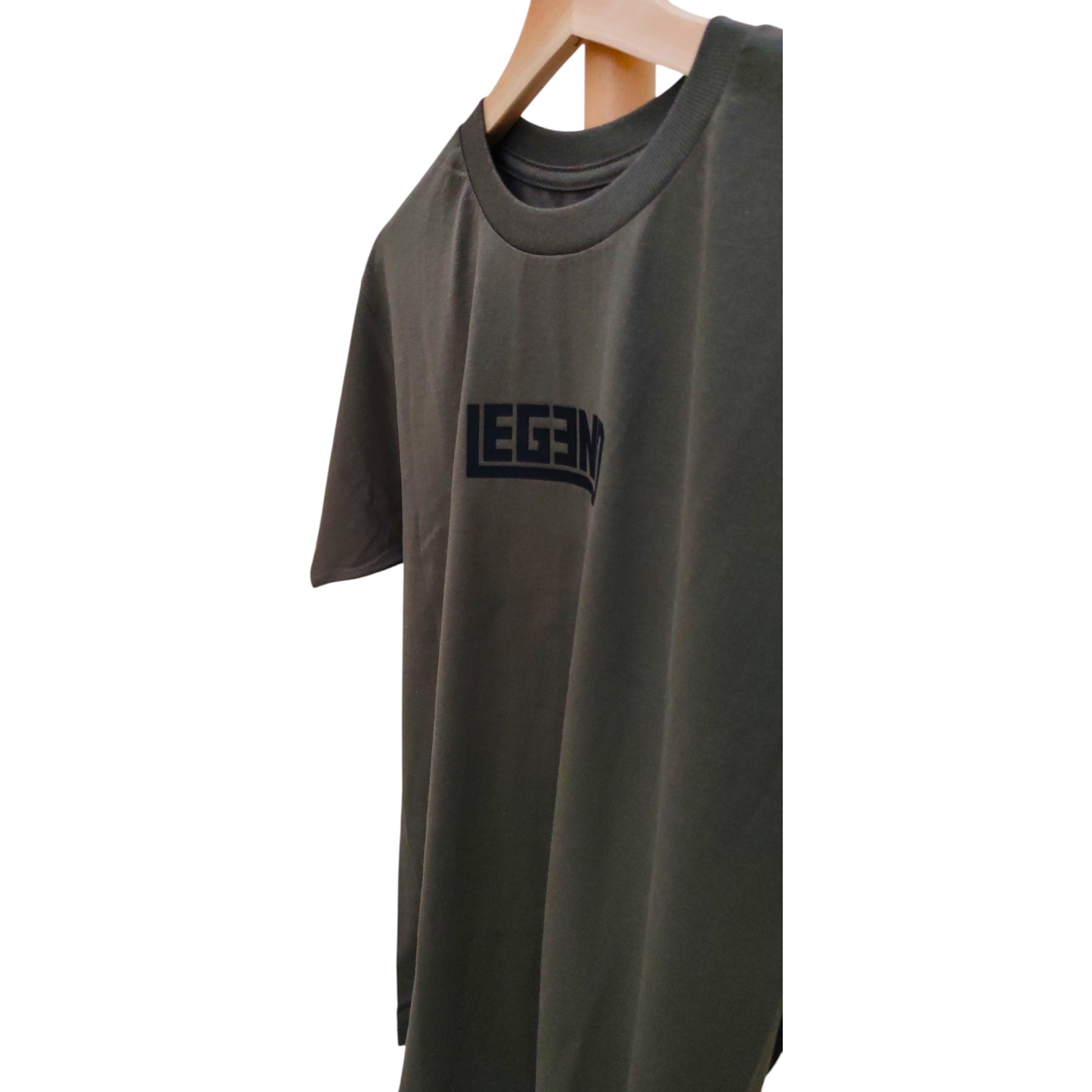 Playera verde olivo de cuello redondo, diseño legend