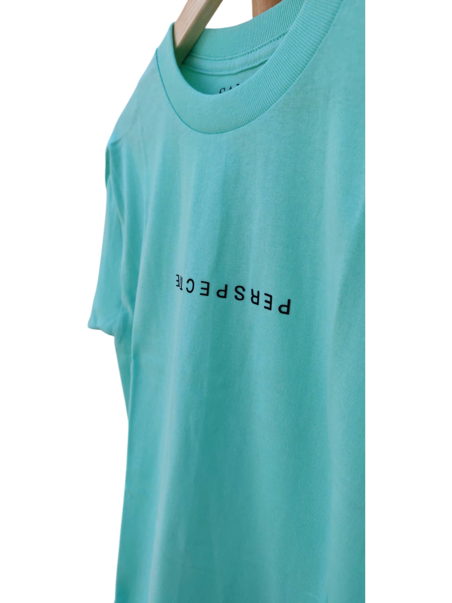Playera menta de cuello redondo, diseño perspective