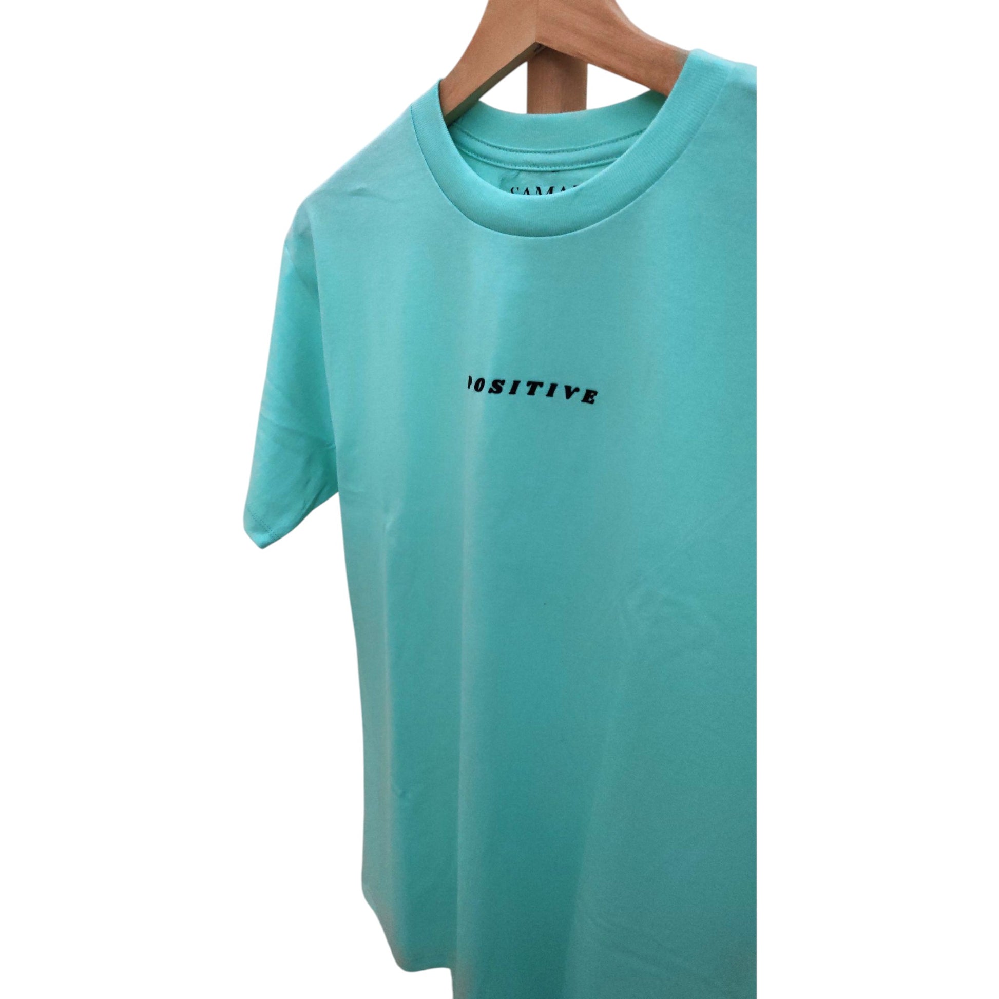 Playera menta de cuello redondo, diseño positive