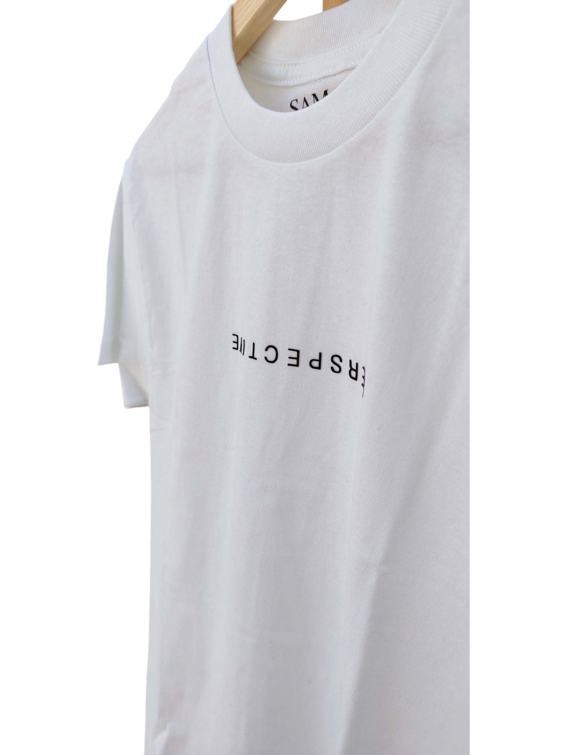 Playera blanca de cuello redondo, diseño perspective