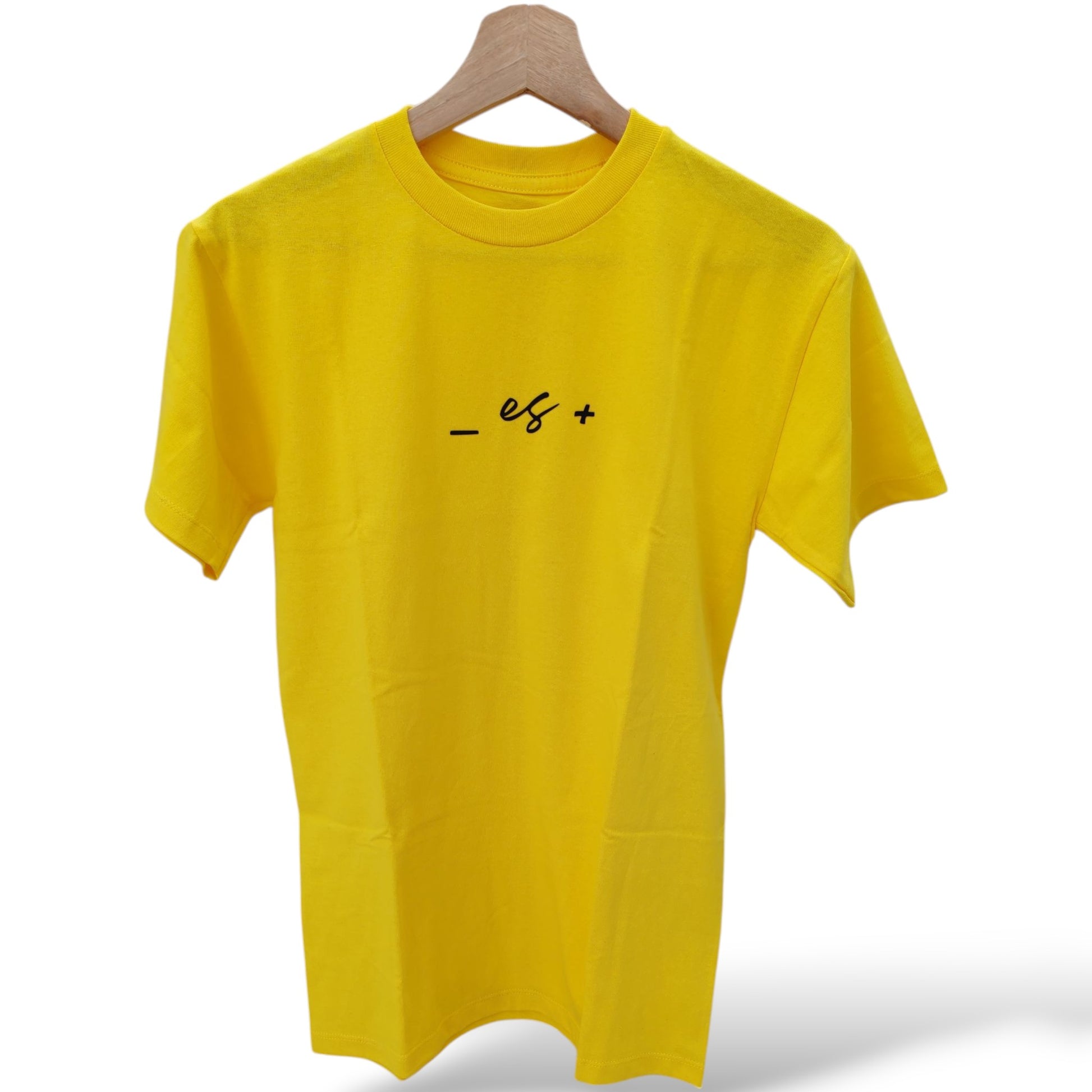 Playera amarilla de cuello redondo, diseño menos es más