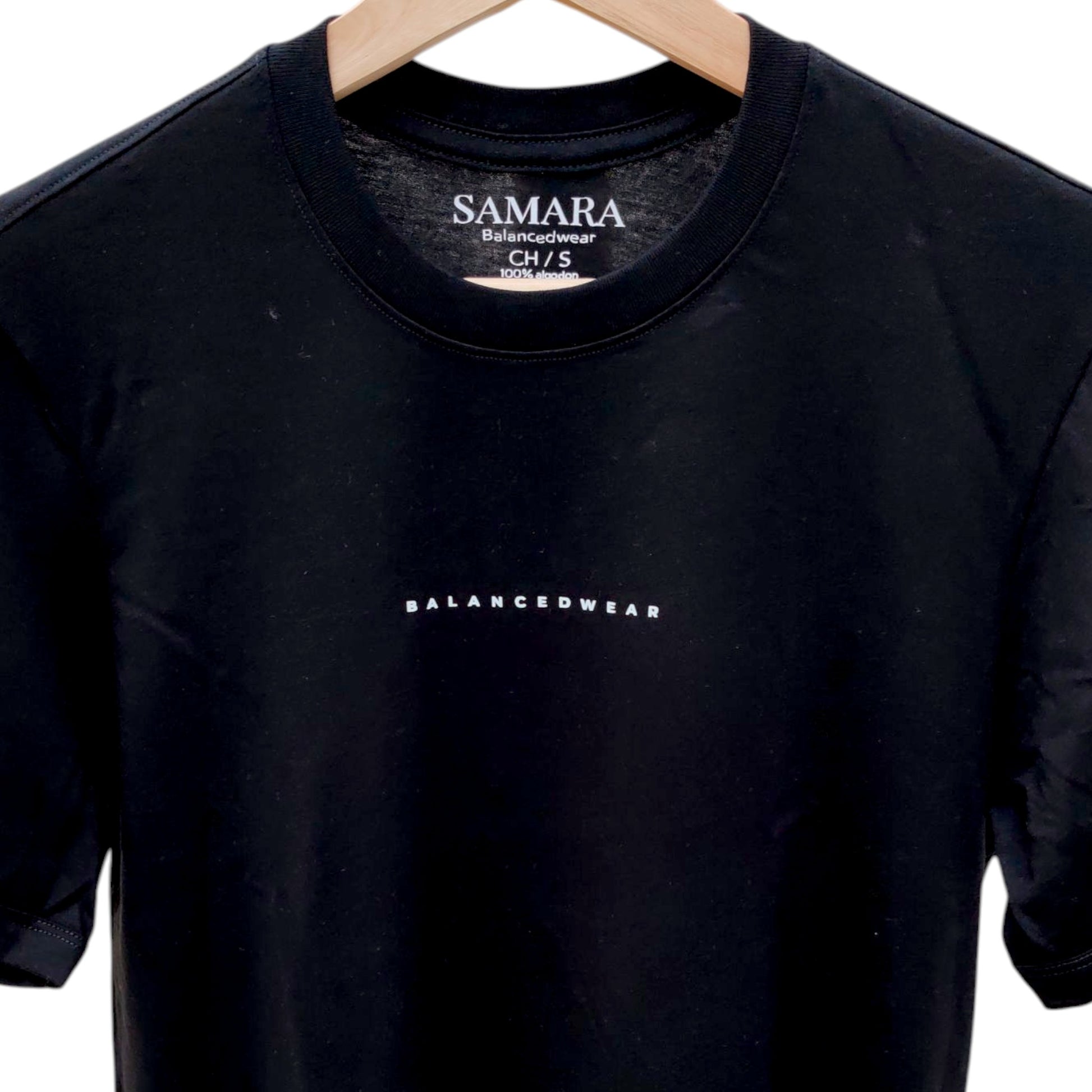 Playera negra de cuello redondo, diseño balancedwear